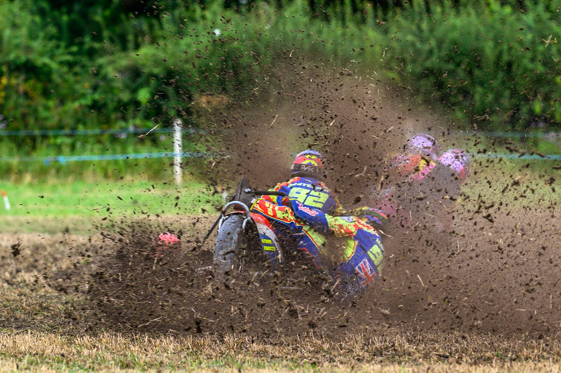 Whitlam and Webb (92) kick up some dirt in the 1000cc Sidecar class during the ACU Northern Grass Track Riders Championship at Cheshire Grass Track Club, Frog Lane, Knutsford, Cheshire on Sunday 20th July 2025. (Photo: Ian Charles | MI News)