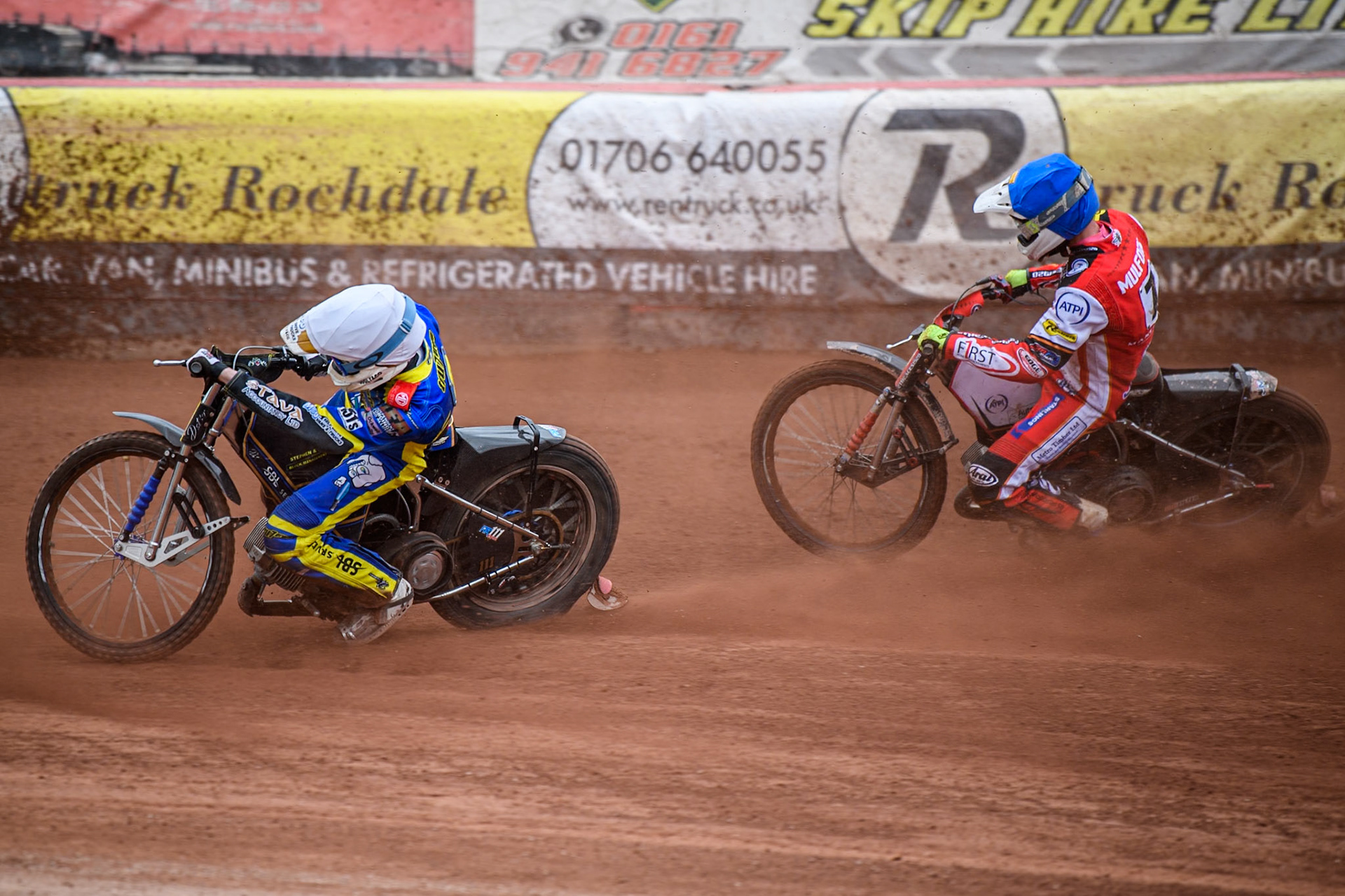 Anders Rowe of Sheffield Tigers in White leading Jake Mulford of Belle Vue Aces in Blue during the Rowe Motor Oil Premiership match between Belle Vue Aces and Sheffield Tigers at the National Speedway Stadium, Manchester on Monday 5th May 2025. (Photo: Ian Charles | MI News)