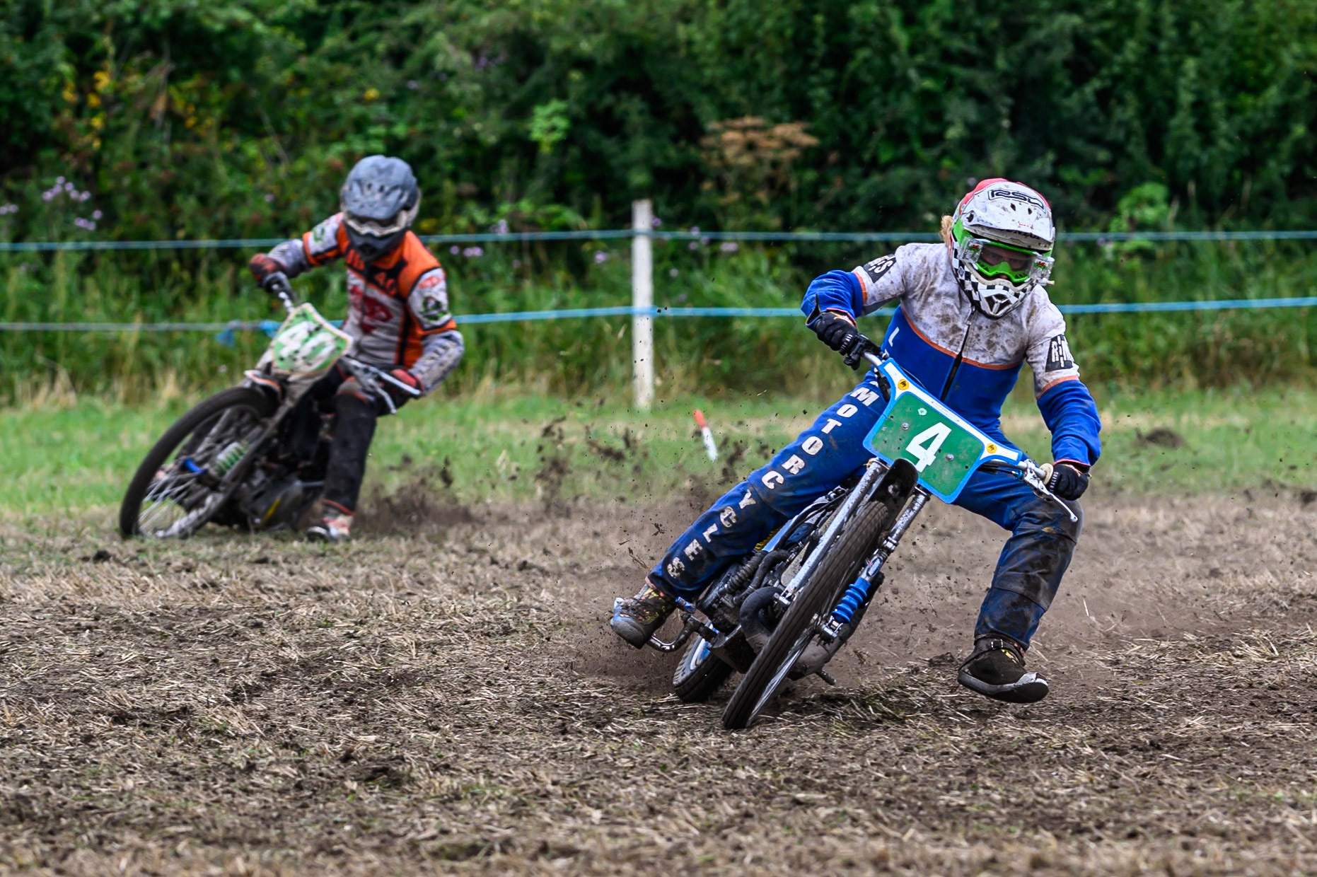 Simon Hammerslet (4) leading Jake Breeze (40) in the 250cc Class during the ACU Northern Grass Track Riders Championship at Cheshire Grass Track Club, Frog Lane, Knutsford, Cheshire on Sunday 20th July 2025. (Photo: Ian Charles | MI News)