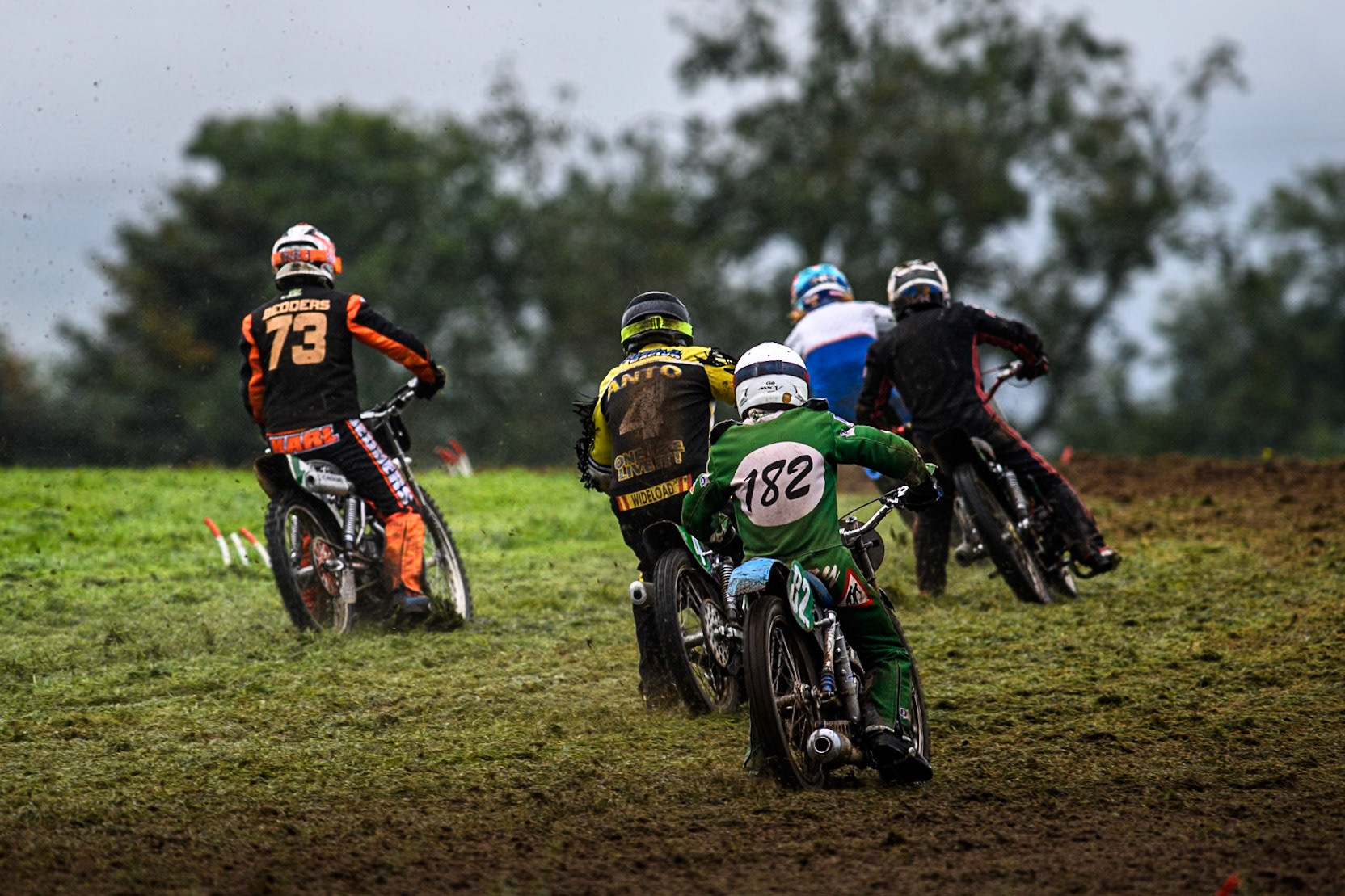 The pack ride into the turn in the 250cc Upright Class during the ACU British Upright Championships at Woodhouse Lance, Gawsworth, Cheshire on Sunday 8th September 2024. (Photo: Ian Charles | MI News)