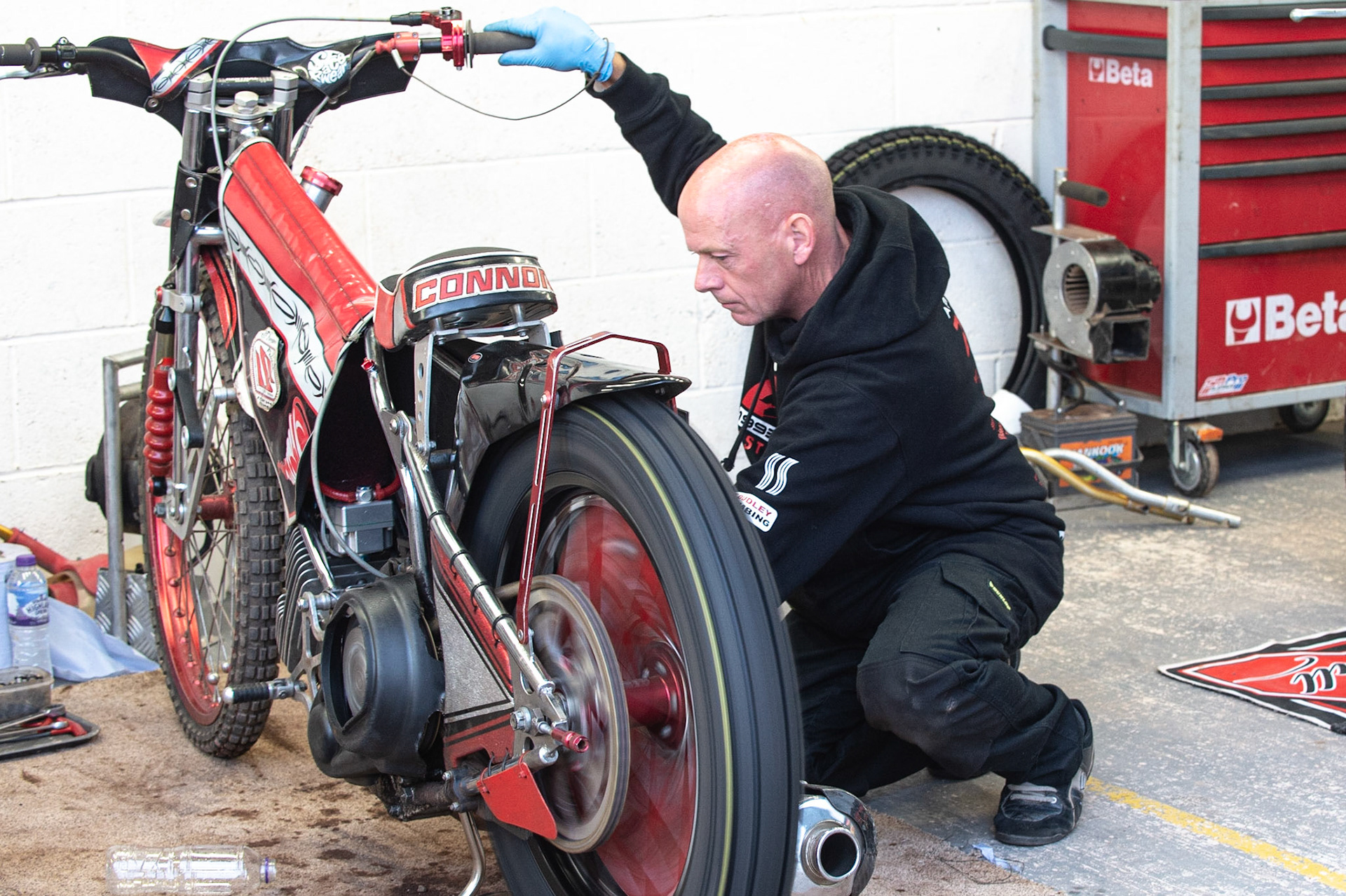 Photo: Ian Charles

Jon Armstrong warming up Connor Bailey’s bike

Belle Vue Colts v Kent Kings, SGB National League, Belle Vue National Speedway Stadium, Manchester, Thursday 1  August  2019
