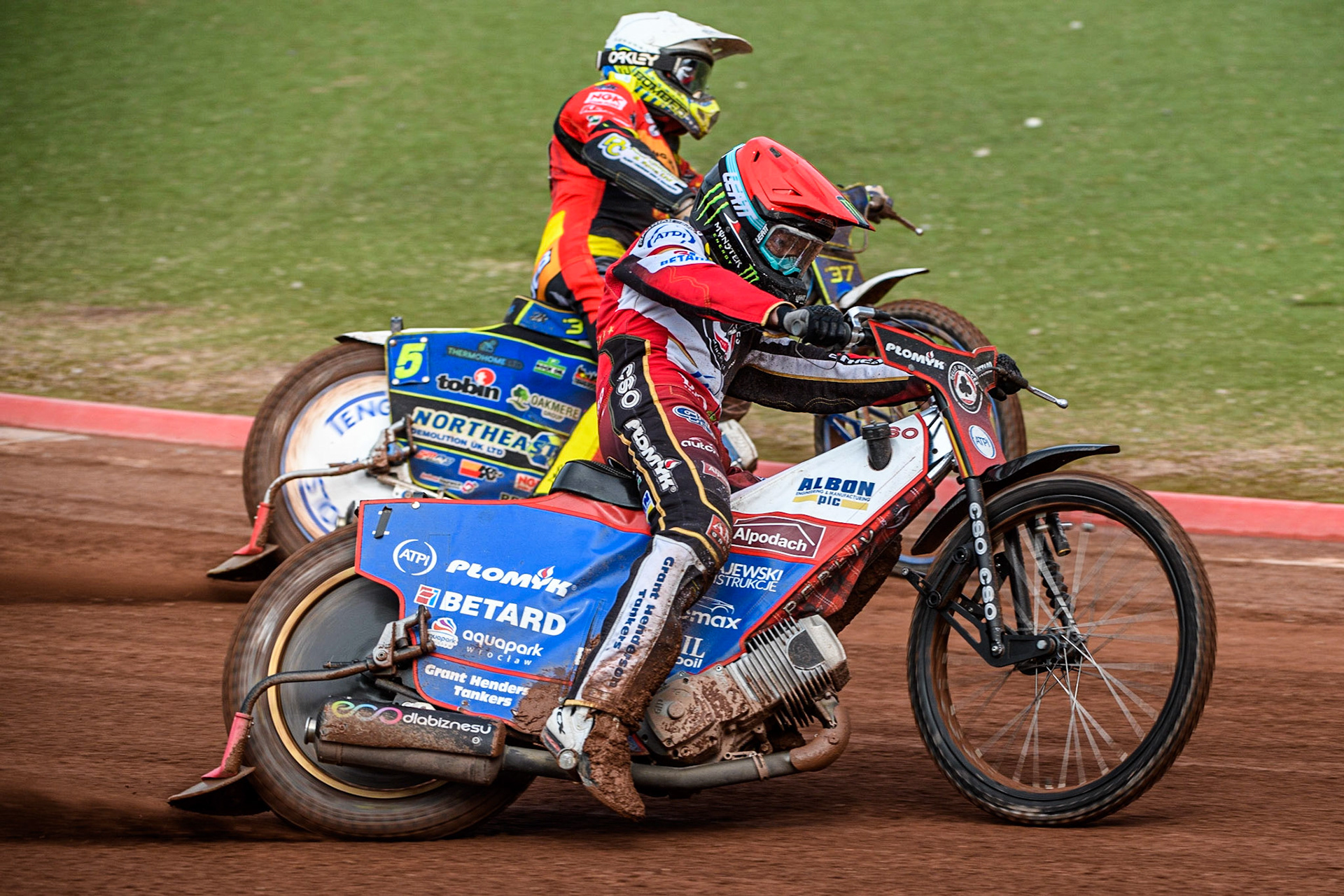 Dan Bewley (Red) outside Chris Harris (White) during the Sports Insure Premiership match between Belle Vue Aces and Leicester Lions at the National Speedway Stadium, Manchester on Monday 28th August 2023. (Photo: Ian Charles | MI News)