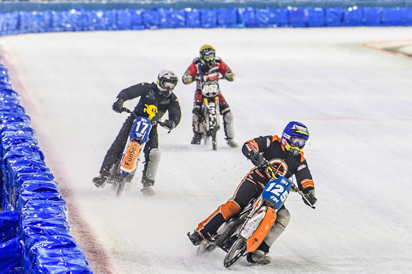 Sebastian Reitsma of The Netherlands in Blue leading Leon Kramer of The Netherlands in White and Jo Saetre of Norway in Yellow in the Grand Final during the Roelof Thijs Bokaal, Ice Rink Thialf, Heerenveen, Netherlands on Friday 4th April 2025. (Photo: Ian Charles | MI News)