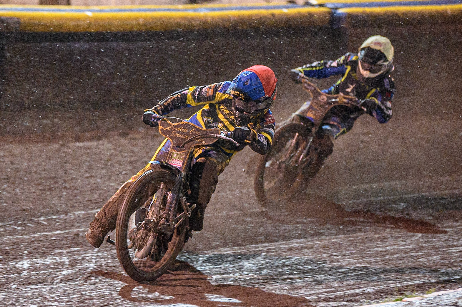 Kyle Howarth (Red) leads  Joe Thompson (Yellow) during the Sports Insure Premiership Grand Final Second Leg match between Sheffield Tigers and Ipswich Witches at Owlerton Stadium, Sheffield on Thursday 5th October 2023. (Photo: Ian Charles | MI News)