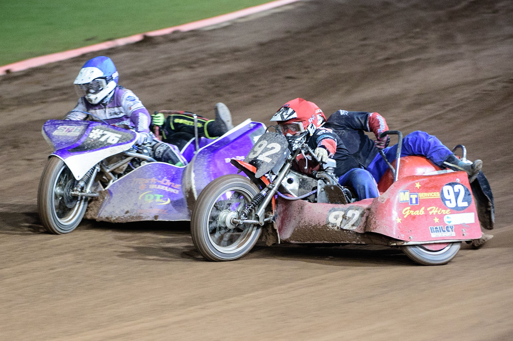 MANCHESTER, UK. OCT 30TH   Paul Whitelam &amp; Richard Webb  (Red) outside Simon Beaney &amp; Sam Heath (Blue) during the Manchester Masters Sidecar Speedway and Flat Track Racing at the National Speedway Stadium, Manchester on Saturday 30th October 2021. (Credit: Ian Charles | MI News)