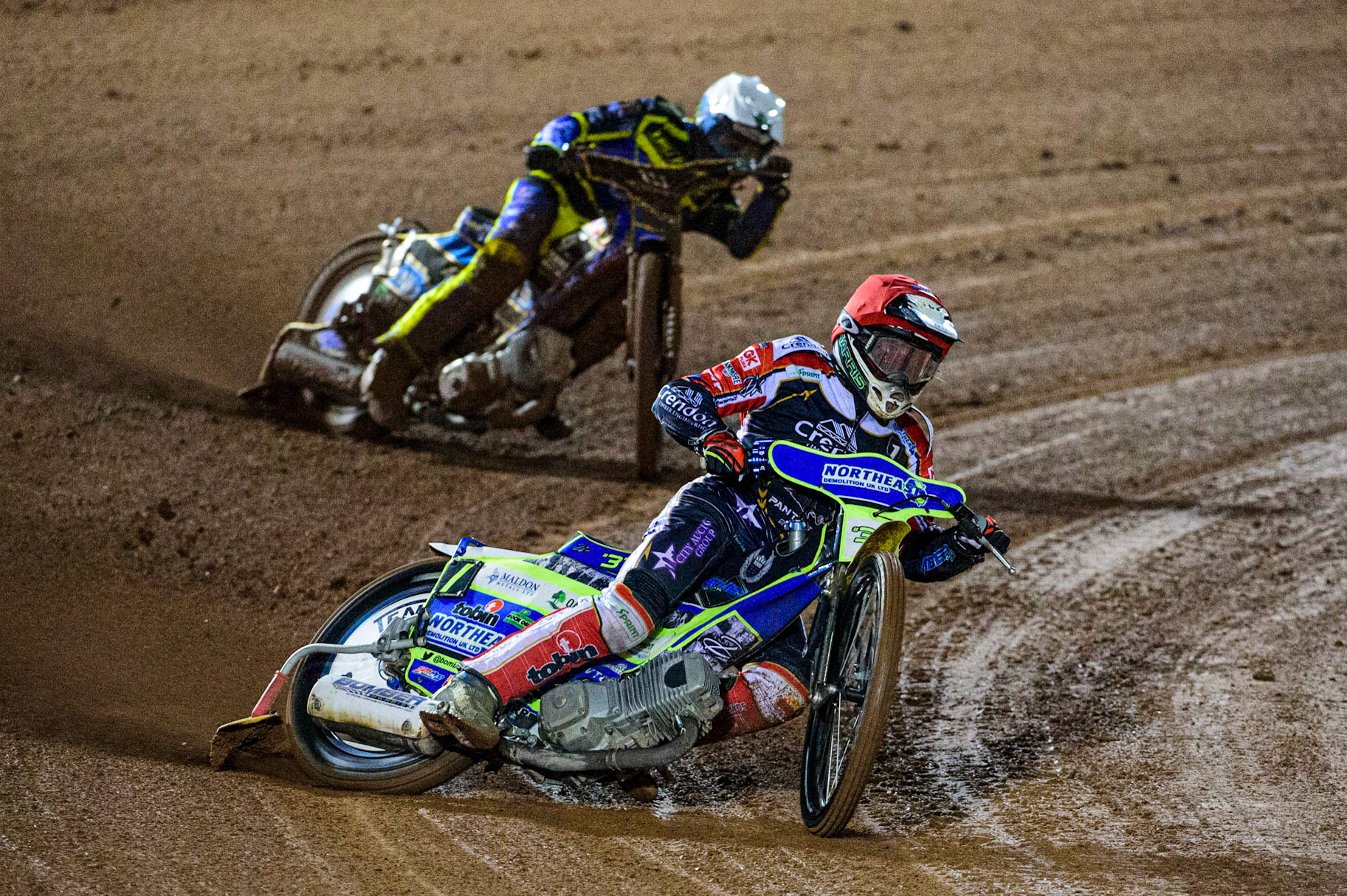 Chris Harris (Red) leads Jack Holder (White)  during the Grant Henderson Pairs at the National Speedway Stadium, Manchester on Thursday 27th October 2022. (Credit: Ian Charles | MI NEWS)