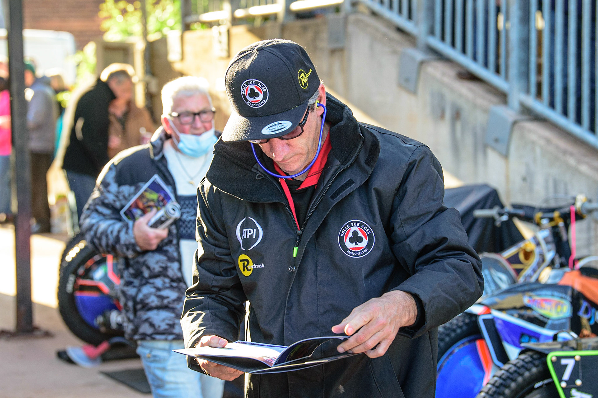 SHEFFIELD, UK. MAY 26TH  Belle Vue ATPI Aces  manager Mark Lemon  plans his tactics during the SGB Premiership match between Sheffield Tigers and Belle Vue Aces at Owlerton Stadium, Sheffield on Thursday 26th May 2022. (Credit: Ian Charles | MI News)