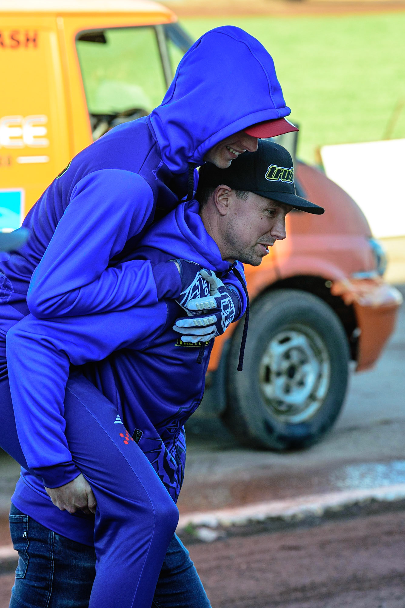 SHEFFIELD, UK. MAY 26TH  Sheffield TruPlant Tigers  manager Simon Stead gives Tobiasz Musielak a piggyback ride after their track walk during the SGB Premiership match between Sheffield Tigers and Belle Vue Aces at Owlerton Stadium, Sheffield on Thursday 26th May 2022. (Credit: Ian Charles | MI News)
