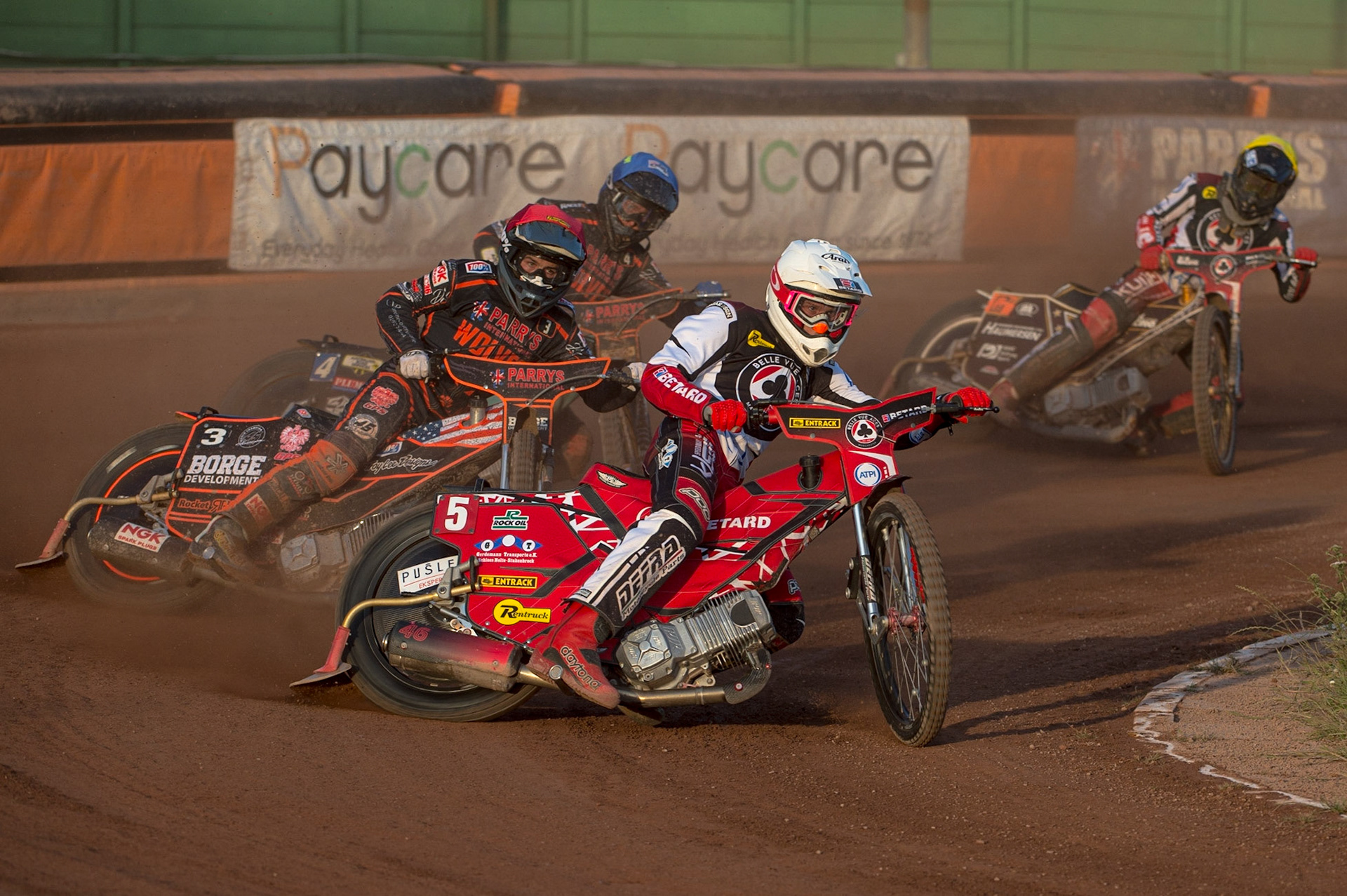 WOLVERHAMPTON, UK. JUN 20TH Max Fricke  (White) leads Luke Bekker  (Red) Wolverhampton Parrys International Wolves 4\ (Blue) and Norick Blödorn  (White) during the SGB Premiership match between Wolverhampton Wolves and Belle Vue Aces at Monmore Green Stadium, Wolverhampton on Monday 20th June 2022. (Credit: Ian Charles | MI News)