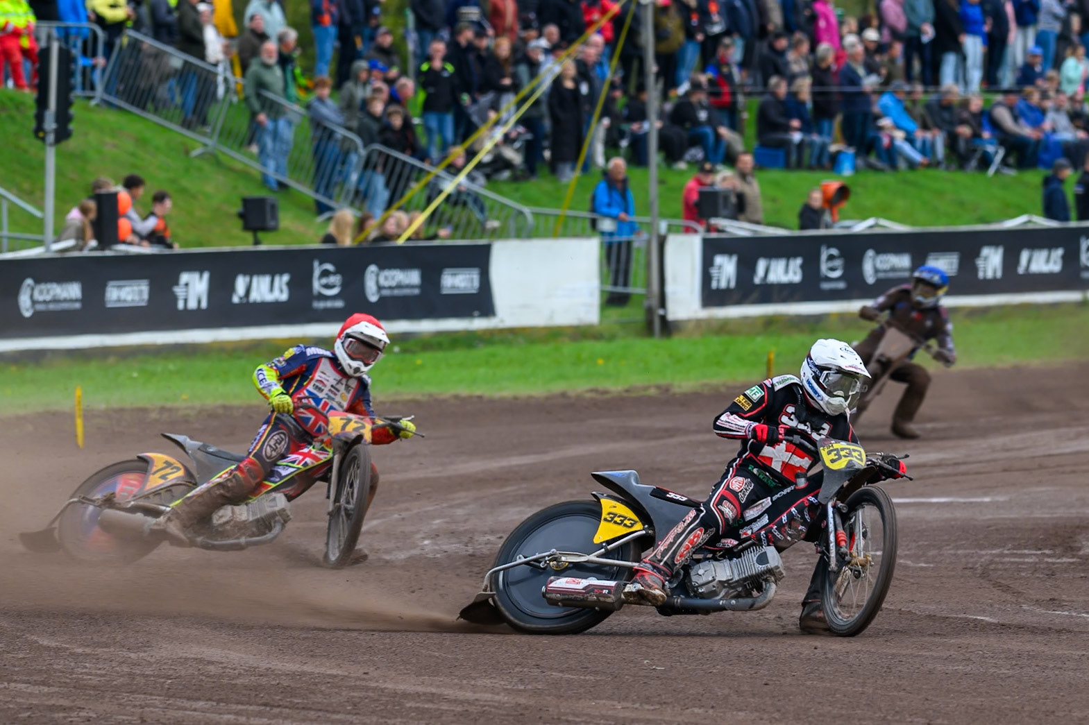 Kenneth Kruse Hansen (333) of Denmark in White leading Jake Mulford (72) of Great Britain in Red during the FIM Long Track World Championship Final 4, at the Speed Centre Roden, Netherlands on Sunday 21st September 2025. (Photo: Ian Charles | MI News)during the FIM Long Track World Championship Final 4, at the Speed Centre, Roden on Sunday 21st September 2025. (Photo: Ian Charles | MI News)