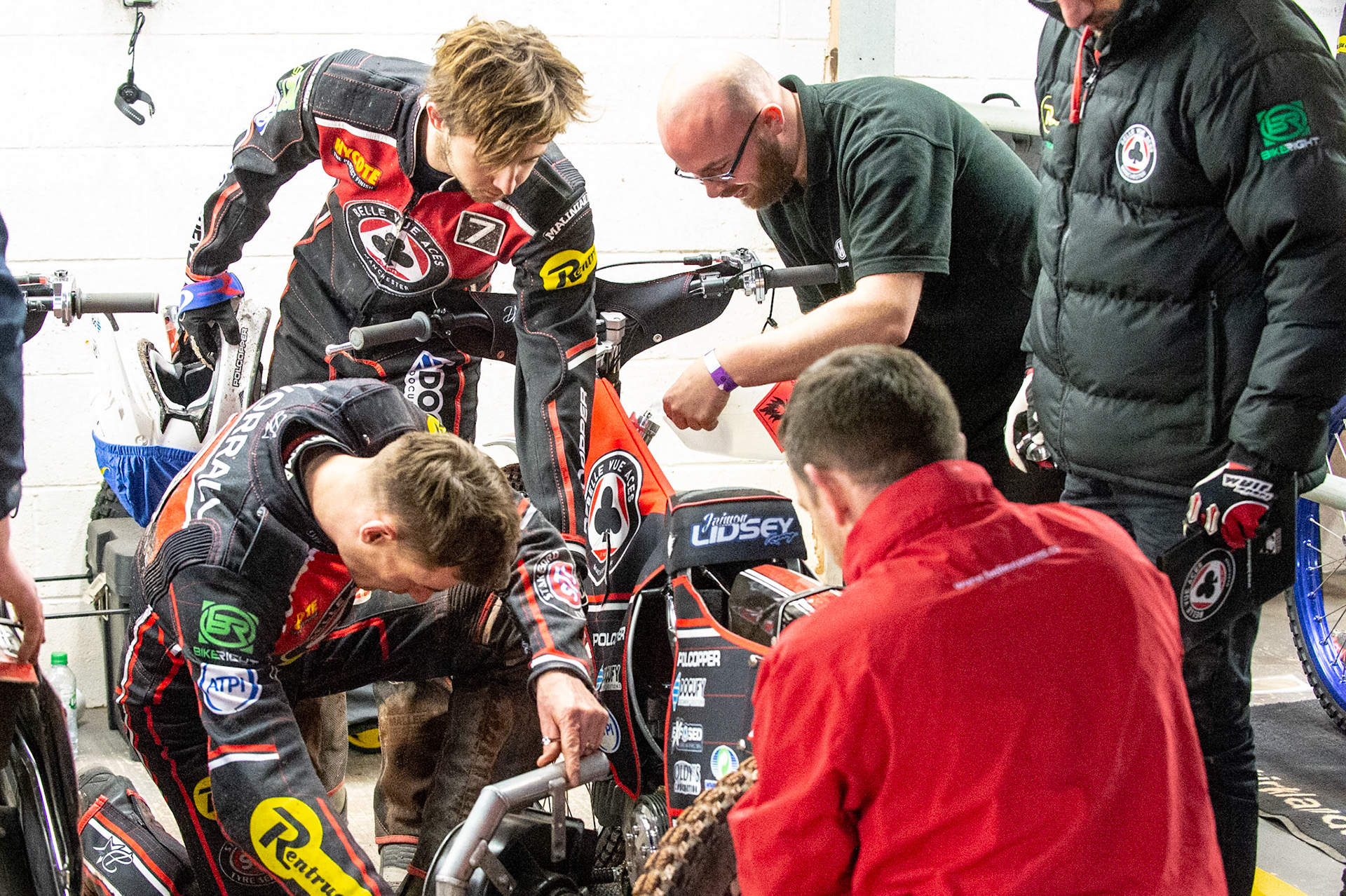 Photo by Ian Charles:

All hands on deck as Jaimon Lidsey has two heats together, Steve Worrall and the mechanics all pitch in 

Belle Vue Aces v Peterborough Panthers, National Speedway Stadium, Manchester, Wednesday, 10, April, 2019