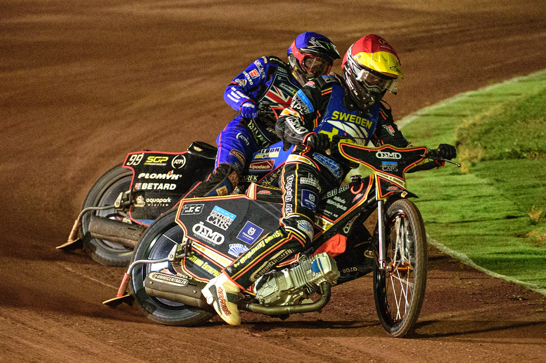Kim Nilsson (Sweden) (Red) leads Dan Bewley (Great Britain) (Blue) during the FIM Speedway Grand Prix Challenge at the Peugeot Ashfield Stadium, Glasgow on Saturday 20th August 2022. (Credit: Ian Charles | MI News)