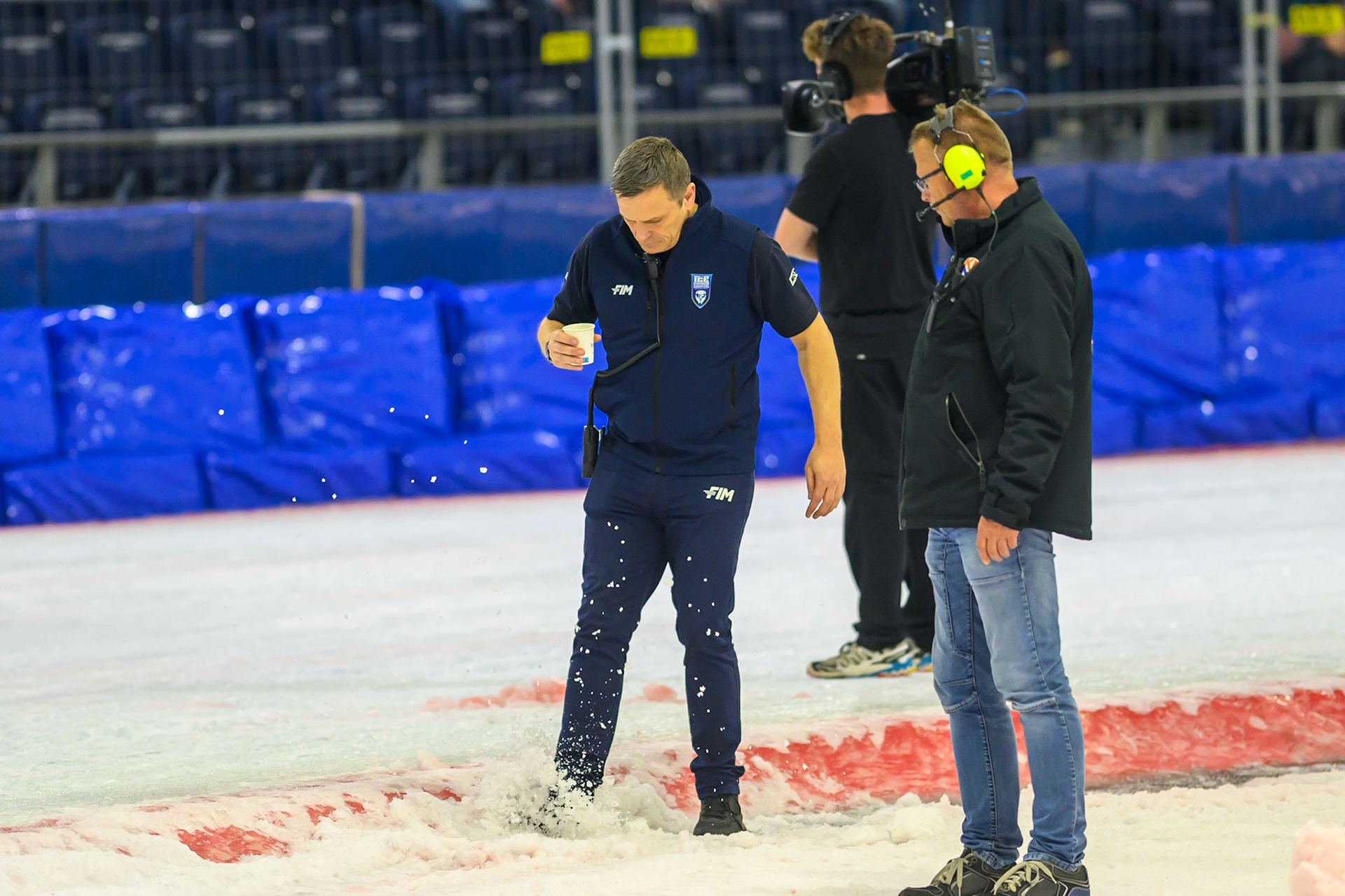 Race Director Phil Morris (Left)' kicks away some of the loose ice from the inside line of the track during the FIM Ice Speedway Gladiators World Championship Final 3 at Ice Rink Thialf, Heerenveen on Saturday 11th April 2026. (Photo: Ian Charles | MI News)