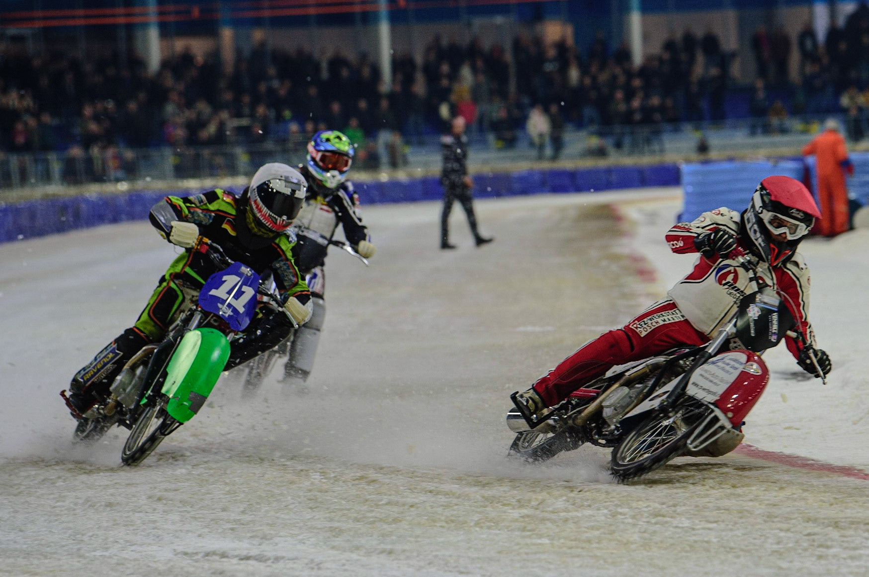 HEERENVEEN, NL. APR 1. Last Chance heat: Martin Posch (Red) leads Benedikt Monn (White) and Philip Lageder (Blue)  during the ROLOEF THIJS BOKAAL  at Ice Rink Thialf, Heerenveen on Friday 1st April 2022. (Credit: Ian Charles | MI News)