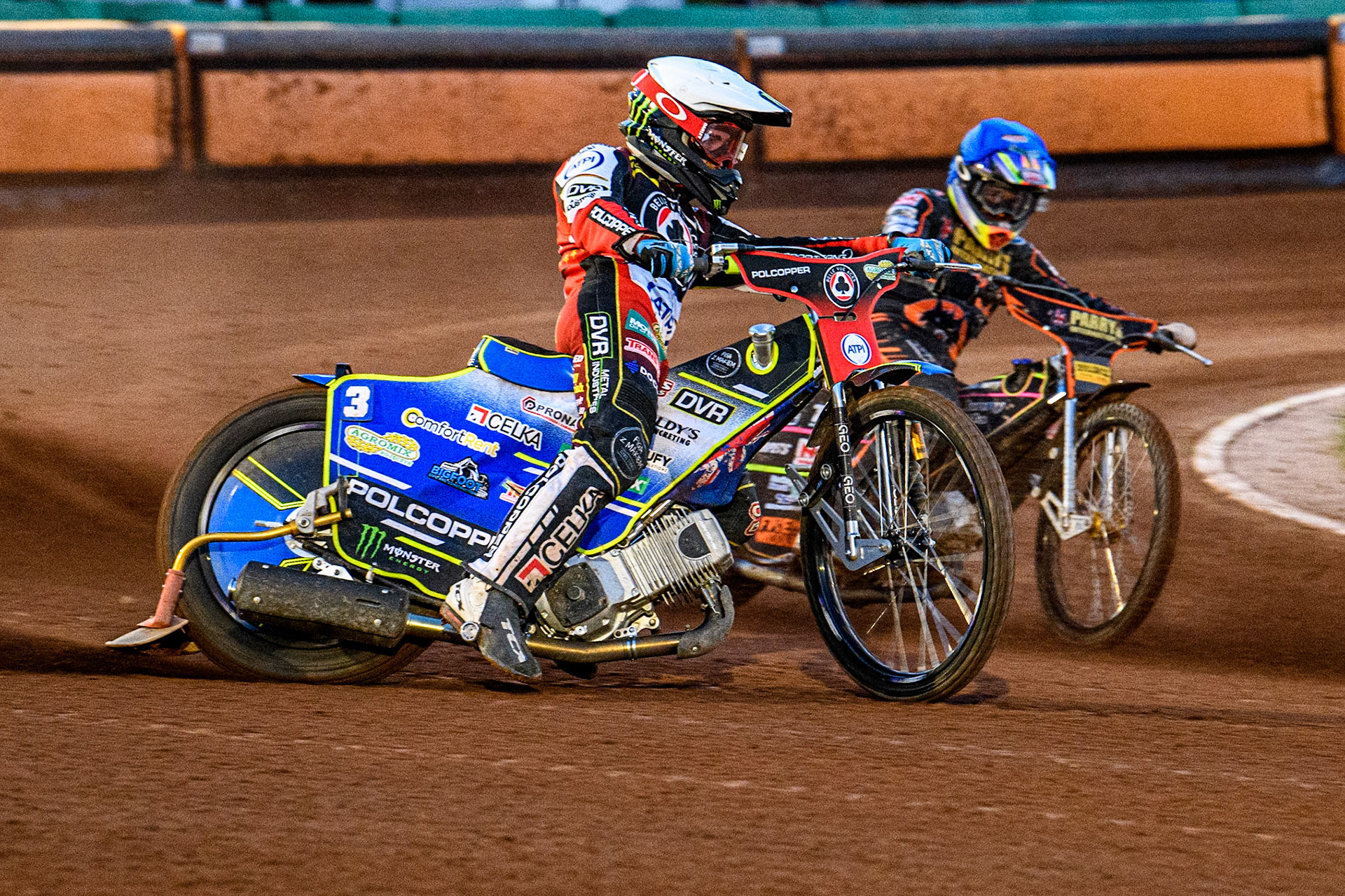 Brady Kurtz (White) outside Leon Flint (Blue) during the Sports Insure Premiership match between Wolverhampton Wolves and Belle Vue Aces at Monmore Green Stadium, Wolverhampton on Monday 29th May 2023. (Photo: Ian Charles | MI News)
