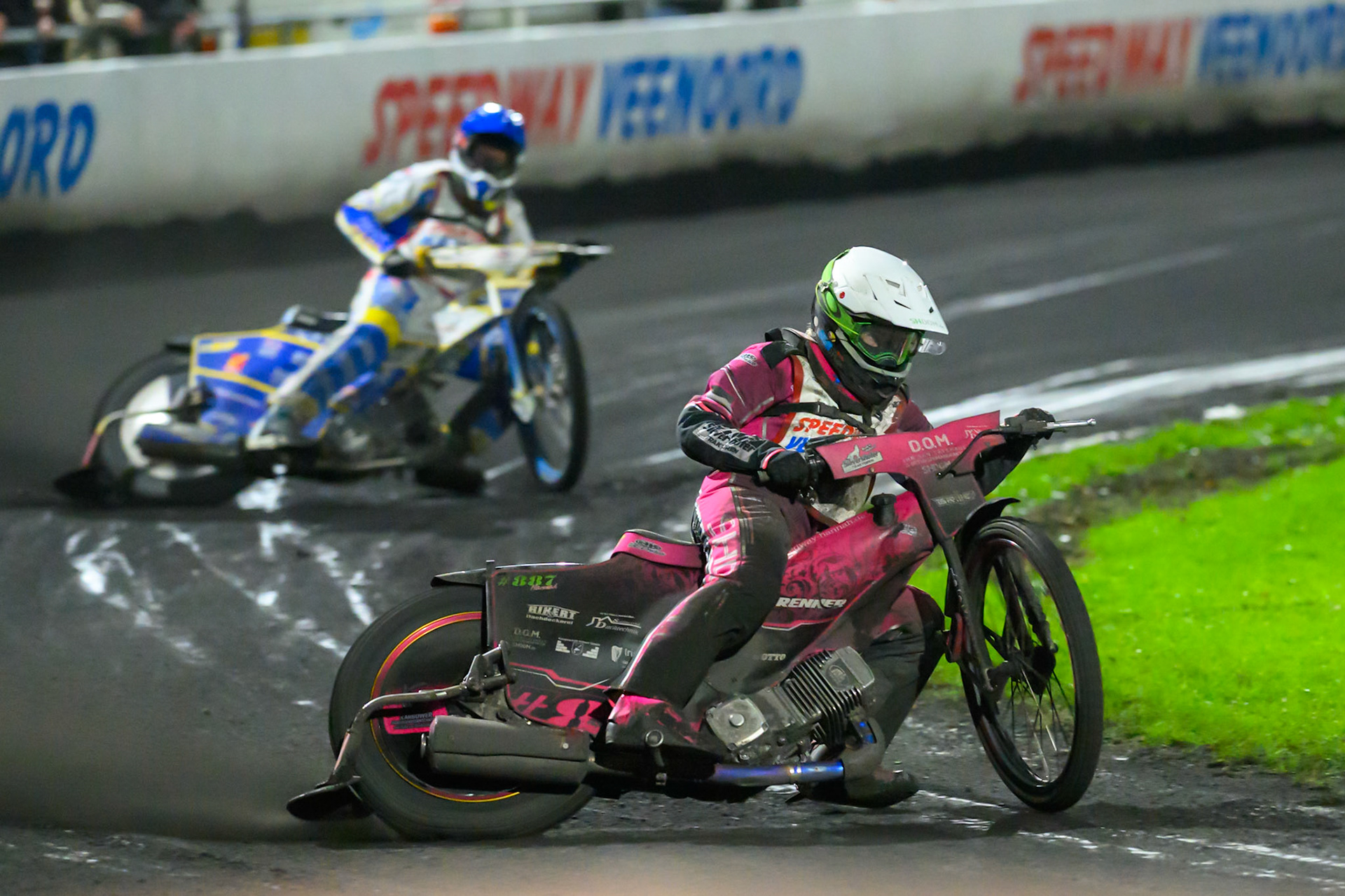 Hannah Grunwald of Germany in White leading Rasmus Pedersen of Denmark in Blue  during the Gouden KENNY Helm at Speedway Veenoord, Veenoord in the Netherlands on Saturday 19th September 2026. (Photo: Ian Charles | MI News)