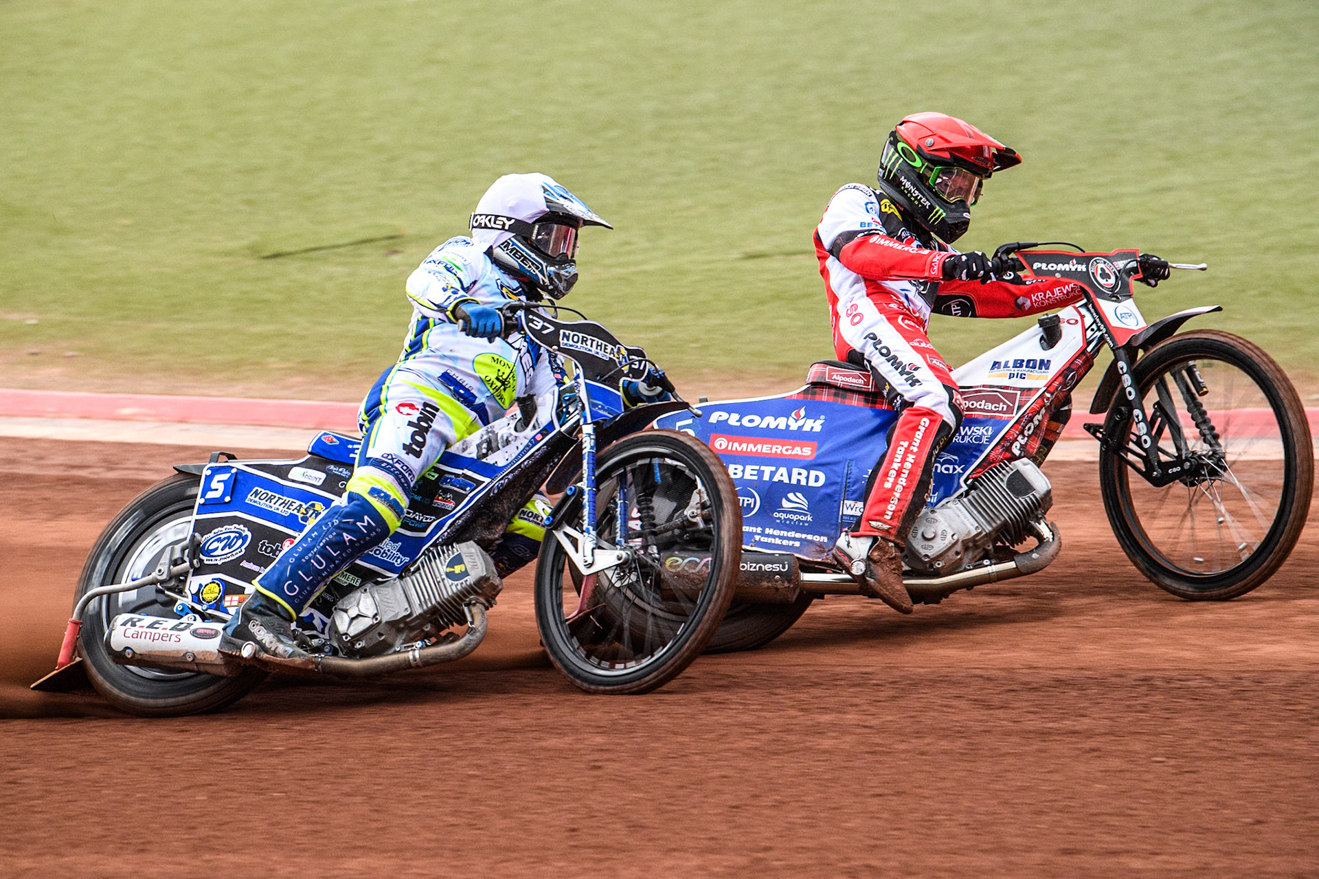 Oxford Spires' Chris Harris  in White rides outside Belle Vue Aces' Dan Bewley in Red during the Rowe Motor Oil Premiership match between Belle Vue Aces and Oxford Spires at the National Speedway Stadium, Manchester on Monday 22nd July 2024. (Photo: Ian Charles | MI News)