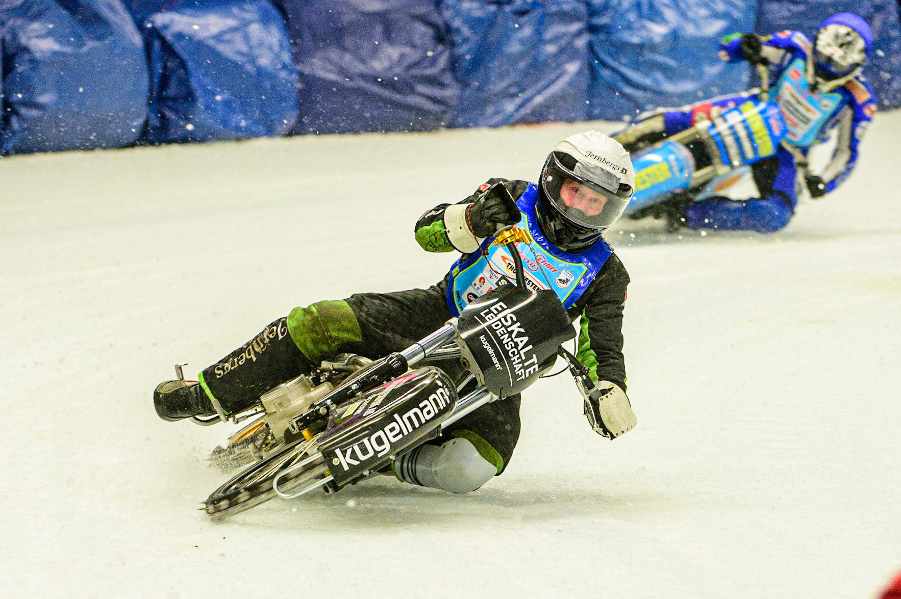 Per-Olof Serenius (White) leads Martin Leitner (Blue) during the Race of Legends at the Max-Aicher-Arena, Inzell on Friday 17th March 2023. (Photo: Ian Charles | MI News)
