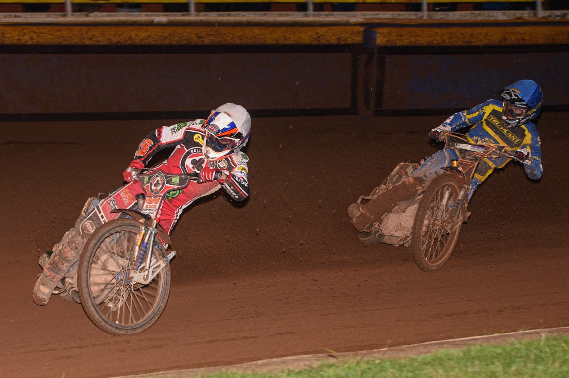 SHEFFIELD, UK. OCT 4THSteve Worrall  (White) leads Connor Mountain (Blue) during the SGB Premiership Semi Final Playoff 1st Leg between Sheffield Tigers and Belle Vue Aces at Owlerton Stadium, Sheffield on Monday 4th October 2021. (Credit: Ian Charles | MI News)
