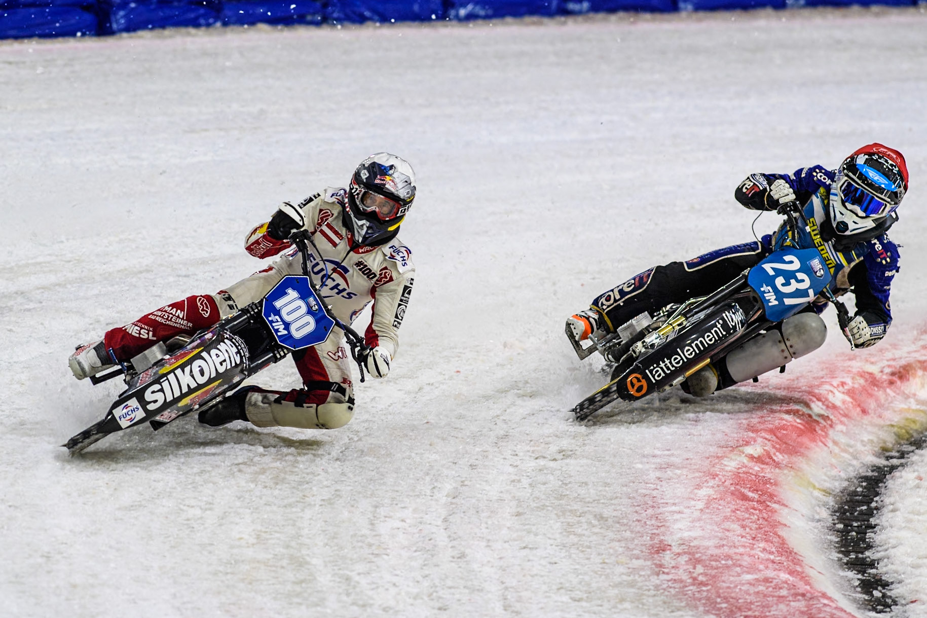 Austria's Franz Zorn (100) in White leading Sweden's Jimmy Hörnell Lidfalk (237) in Red during the FIM Ice Speedway Gladiators World Championship Final 4 at Ice Rink Thialf, Heerenveen on Sunday 7th April 2024. (Photo: Ian Charles | MI News)
