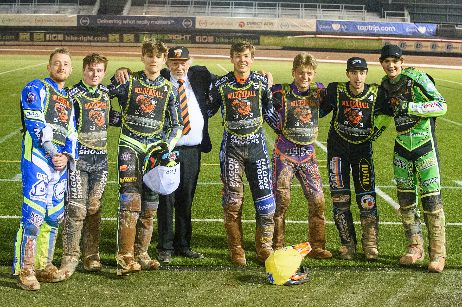 MANCHESTER, SEPT 3RD. The Mildenhall Manchette’s Fen Tigers after their match win: (l-r) Luke Muff, Sam Hagon, Kyle Bickley, Malcolm Vasey, Jason Edwards, Elliot Kelly, Luke Ruddick, and Sam Bebee  during the National Development League match between Belle Vue Aces and Mildenhall Fens Tigers at the National Speedway Stadium, Manchester on Friday 3rd September 2021. (Credit: Ian Charles | MI News)