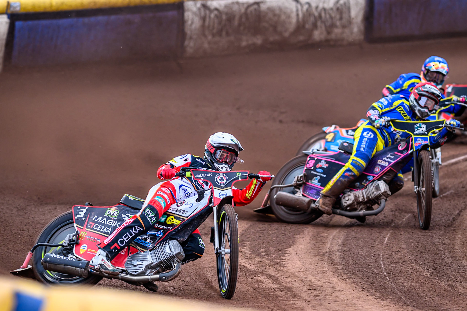 Jaimon Lidsey of Belle Vue Aces  in White leading Josh Pickering of Sheffield Tigers  in Red and Nick Morris of Sheffield Tigers in Blue during the Rowe Motor Oil Premiership match between Sheffield Tigers and Belle Vue Aces at Owlerton Stadium, Sheffield on Monday 11th August 2025. (Photo: Ian Charles | MI News)
