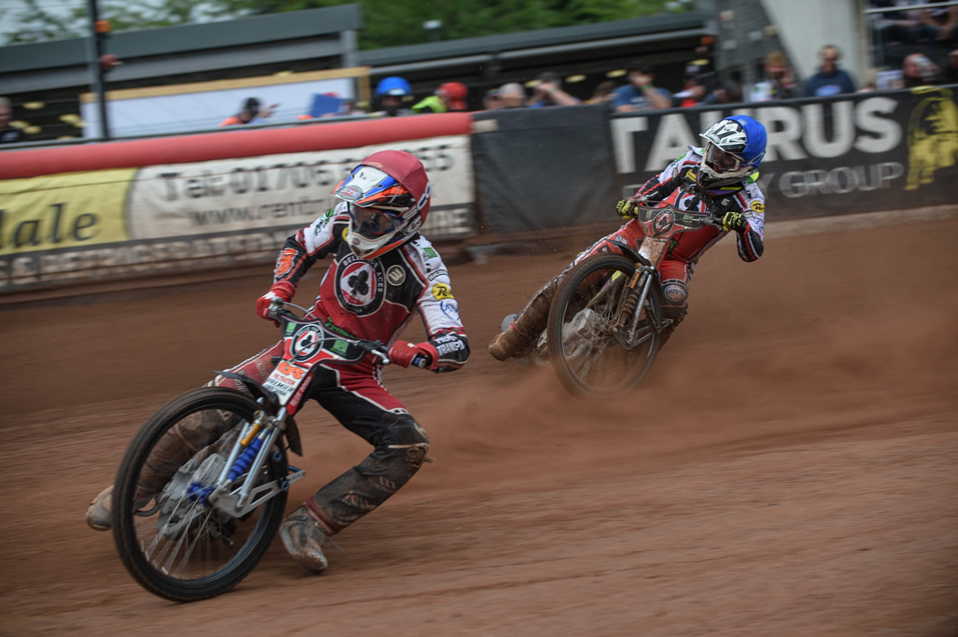 MANCHESTER, UK. AUGUST 30TH Steve Worrall   (Red) leads Tom Brennan  (Blue) during the SGB Premiership match between Belle Vue Aces and Wolverhampton Wolves at the National Speedway Stadium, Manchester on Monday 30th August 2021. (Credit: Ian Charles | MI News)