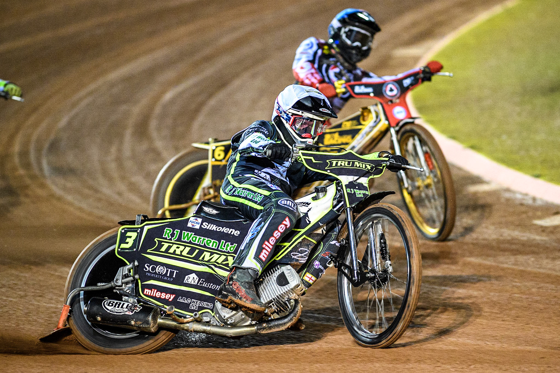 Danny King (White) outside Norick Blodorn (Blue) during the Sports Insure Premiership Semi Final Playoff 2nd leg match between Belle Vue Aces and Ipswich Witches at the National Speedway Stadium, Manchester on Monday 25th September 2023. (Photo: Ian Charles | MI News)