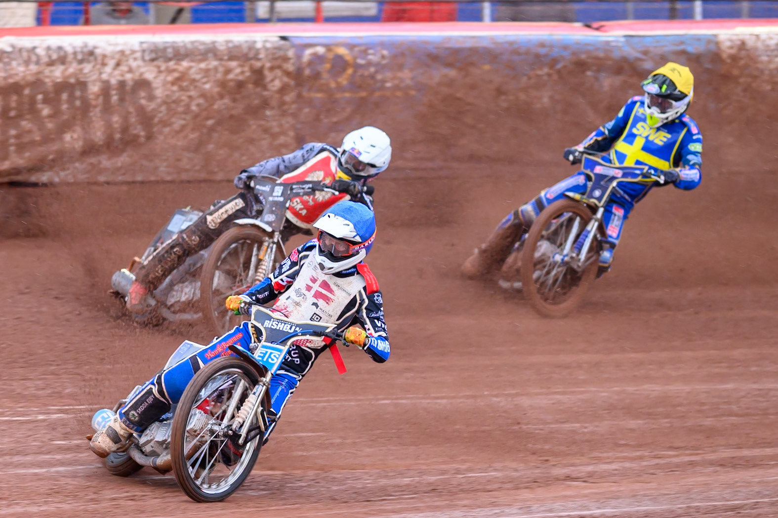 Frederik Jacobsen of Denmark in Blue leading Maciej Janowski of Poland in White and Victor Palovaara of Sweden in Yellow during the Speedway GP Qualifying Round 3 at Allied Ashfield Stadium, Glasgow on Saturday 30th May 2026. (Photo: Ian Charles | MI News)