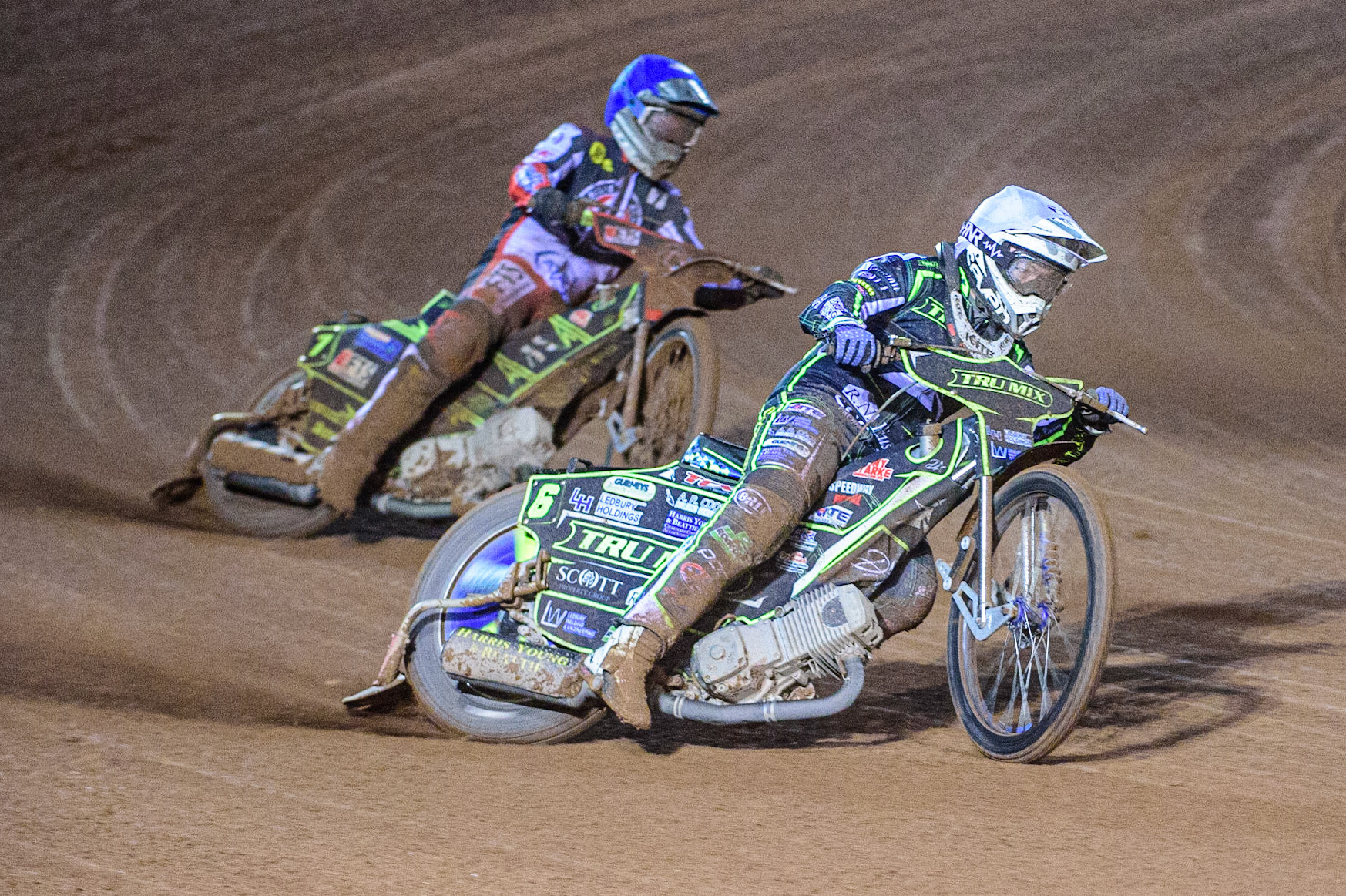 Paul Starke  (White) leads Jye Etheridge  (Blue) during the SGB Premiership Semi Final 2nd Leg between Belle Vue Aces and Ipswich Witches at the National Speedway Stadium, Manchester on Monday 3rd October 2022. (Credit: Ian Charles | MI News)