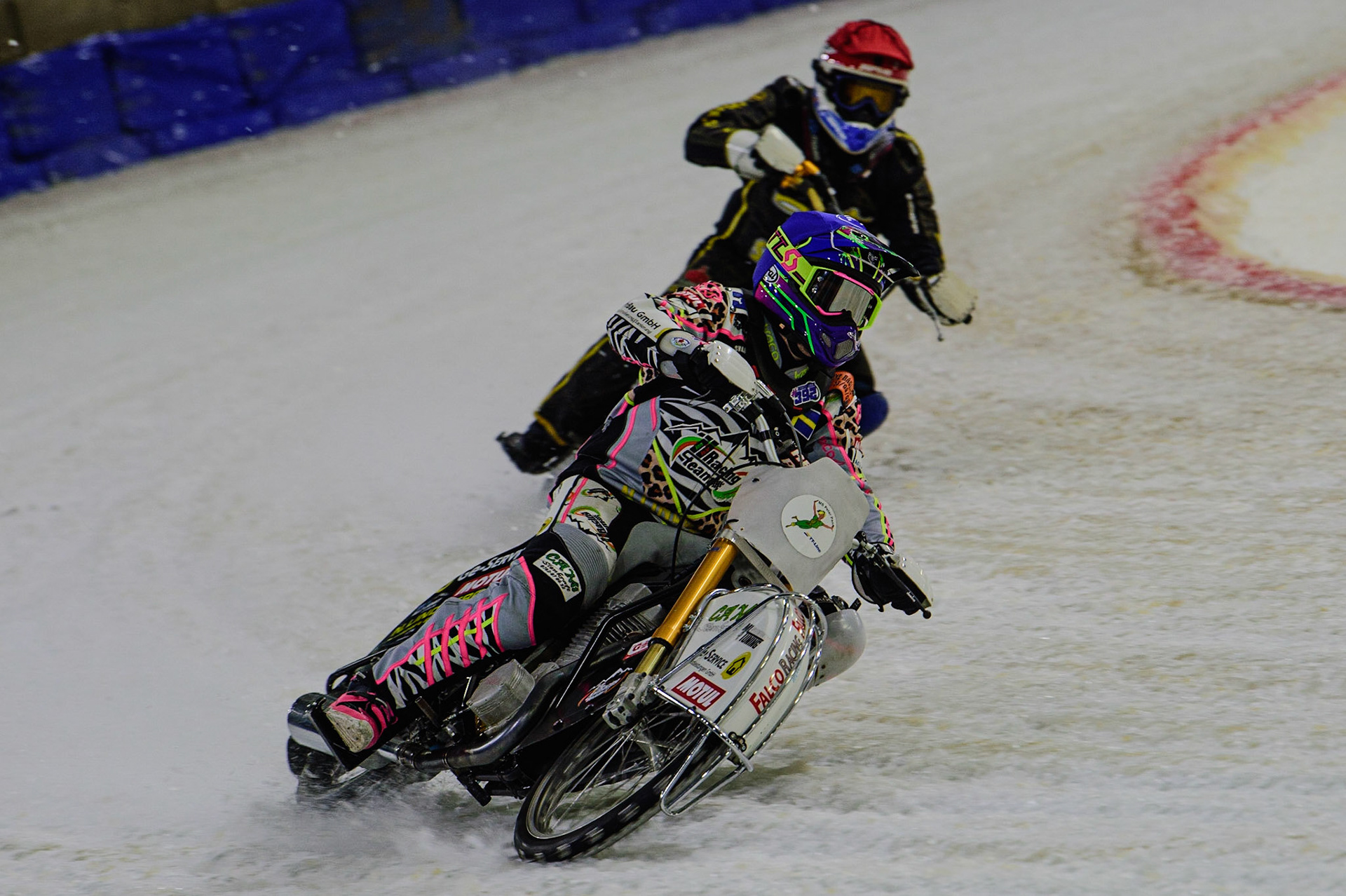 HEERENVEEN, NL. APR 1.  Tom Abrahamsson (Blue) leads Hans-Olov Olsen (Red) during the ROLOEF THIJS BOKAAL  at Ice Rink Thialf, Heerenveen on Friday 1st April 2022. (Credit: Ian Charles | MI News)
