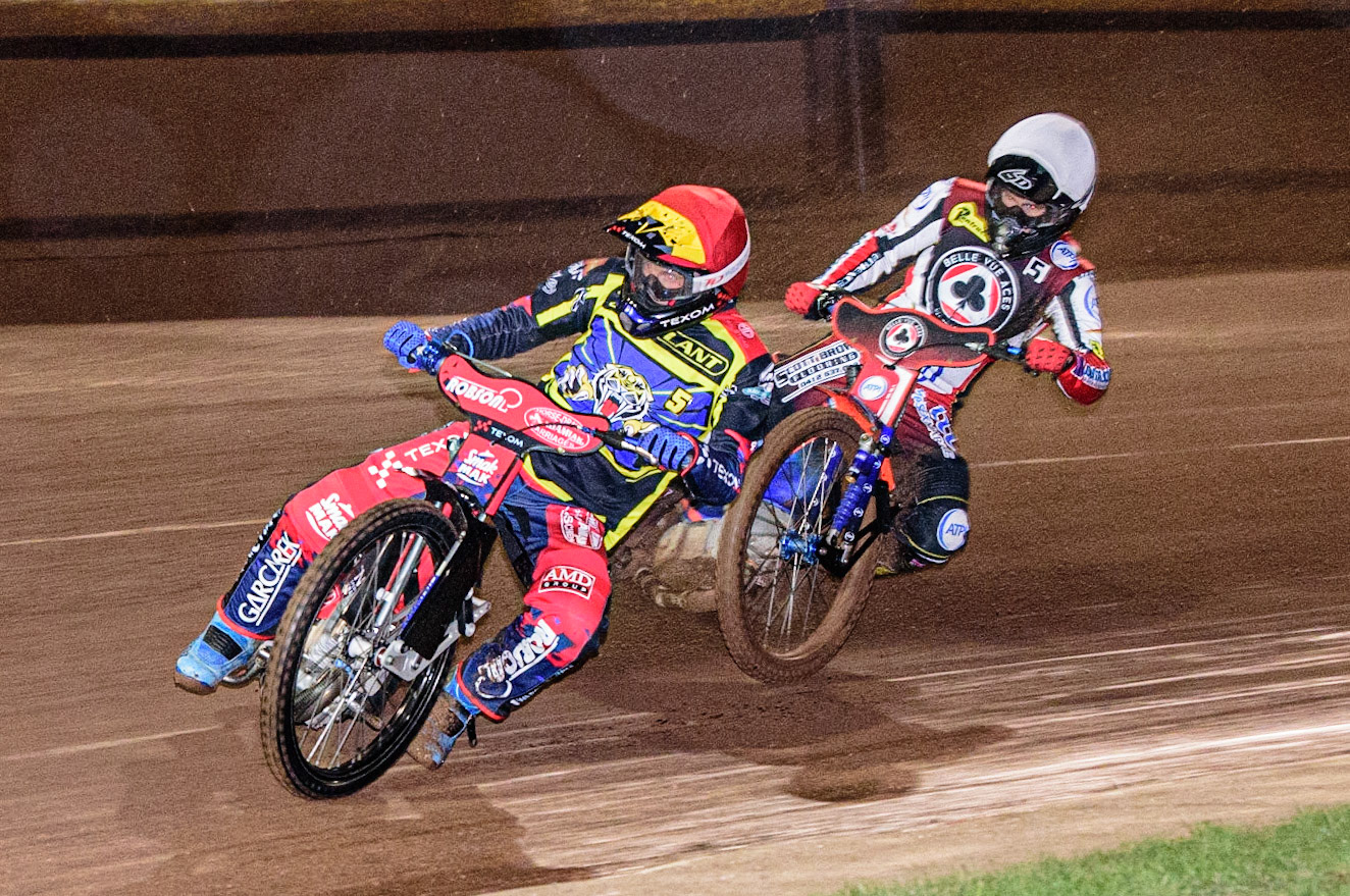 Tobiasz Musielak  (Red) leads Brady Kurtz  (White) during the Sheffield Tigers vs Belle Vue Aces meeting in the SGP Premiership at Owlerton Stadium, Sheffield on Thursday 23rd March 2023. (Photo: Ian Charles | MI News)