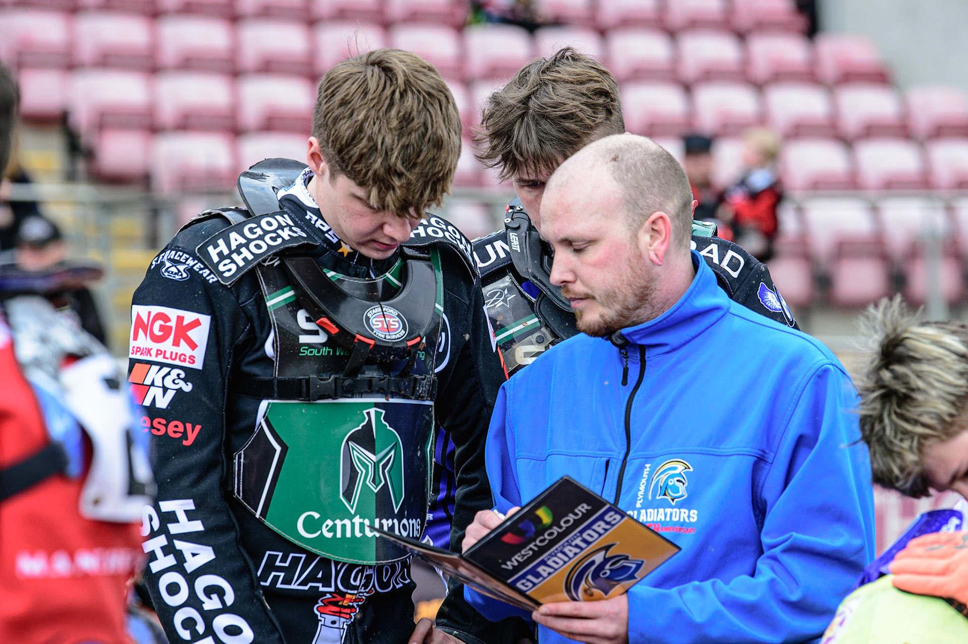 MANCHESTER, UK. APR 15TH  Plymouth SWTR Centurions  Manager Matt Bates talks tactics with Dan Gilkes  (left)  during the National Development League match between Belle Vue Colts and Plymouth Centurions at the National Speedway Stadium, Manchester on Friday 15th April 2022. (Credit: Ian Charles | MI News)