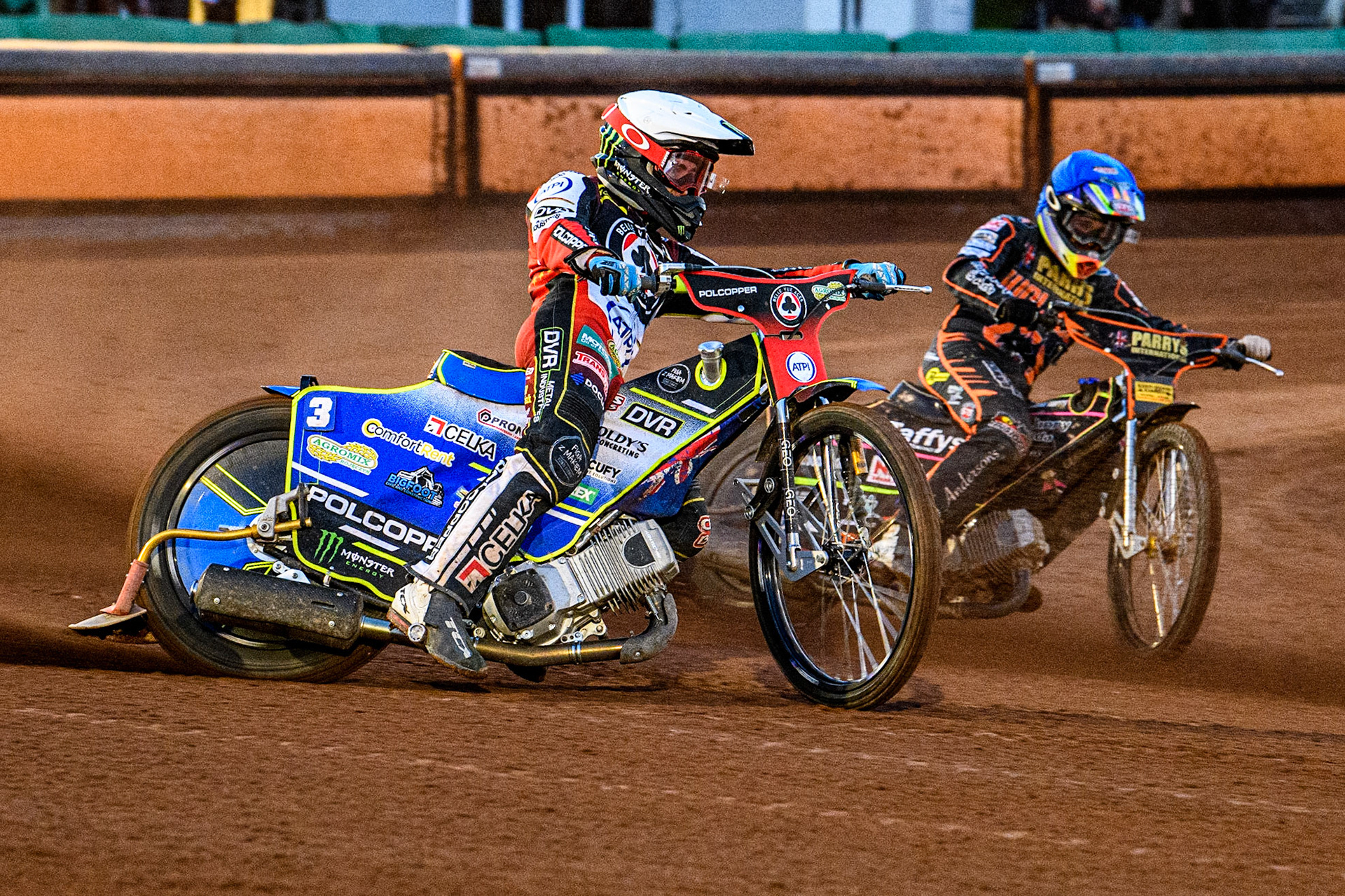Jaimon Lidsey (White) outside Leon Flint (Blue) during the Sports Insure Premiership match between Wolverhampton Wolves and Belle Vue Aces at Monmore Green Stadium, Wolverhampton on Monday 29th May 2023. (Photo: Ian Charles | MI News)