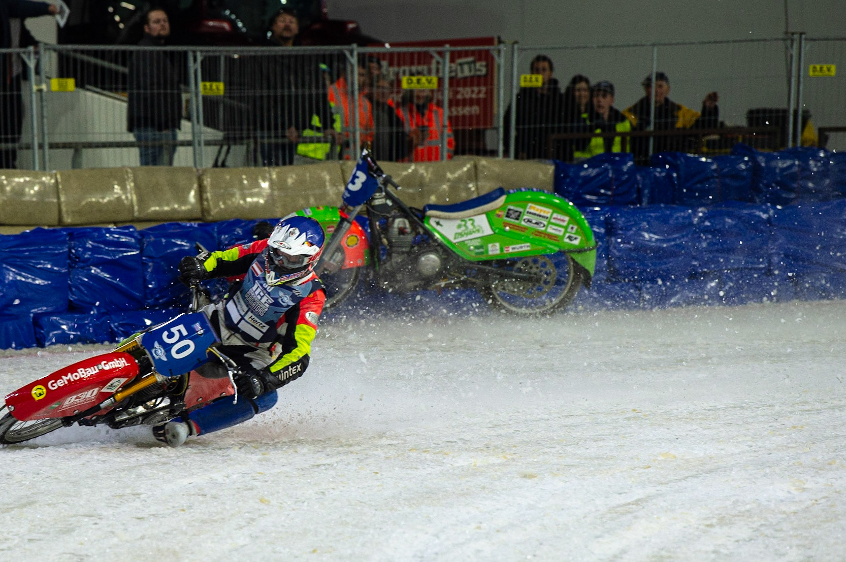 HEERENVEEN, NL.Johann Weber (33)  crashes out of Heat 6  during the FIM Ice Speedway Gladiators World Championship Final 3 at Ice Rink Thialf, Heerenveen on Saturday  2 April 2022. (Credit: Ian Charles | MI News)