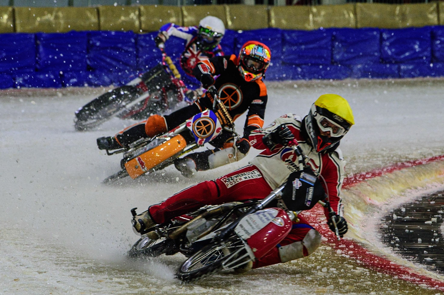 HEERENVEEN, NL. APR 1.  Martin Posch (Yellow) leads Sebastian Reitsma (Red) and Robert Irving (White) during the ROLOEF THIJS BOKAAL  at Ice Rink Thialf, Heerenveen on Friday 1st April 2022. (Credit: Ian Charles | MI News)
