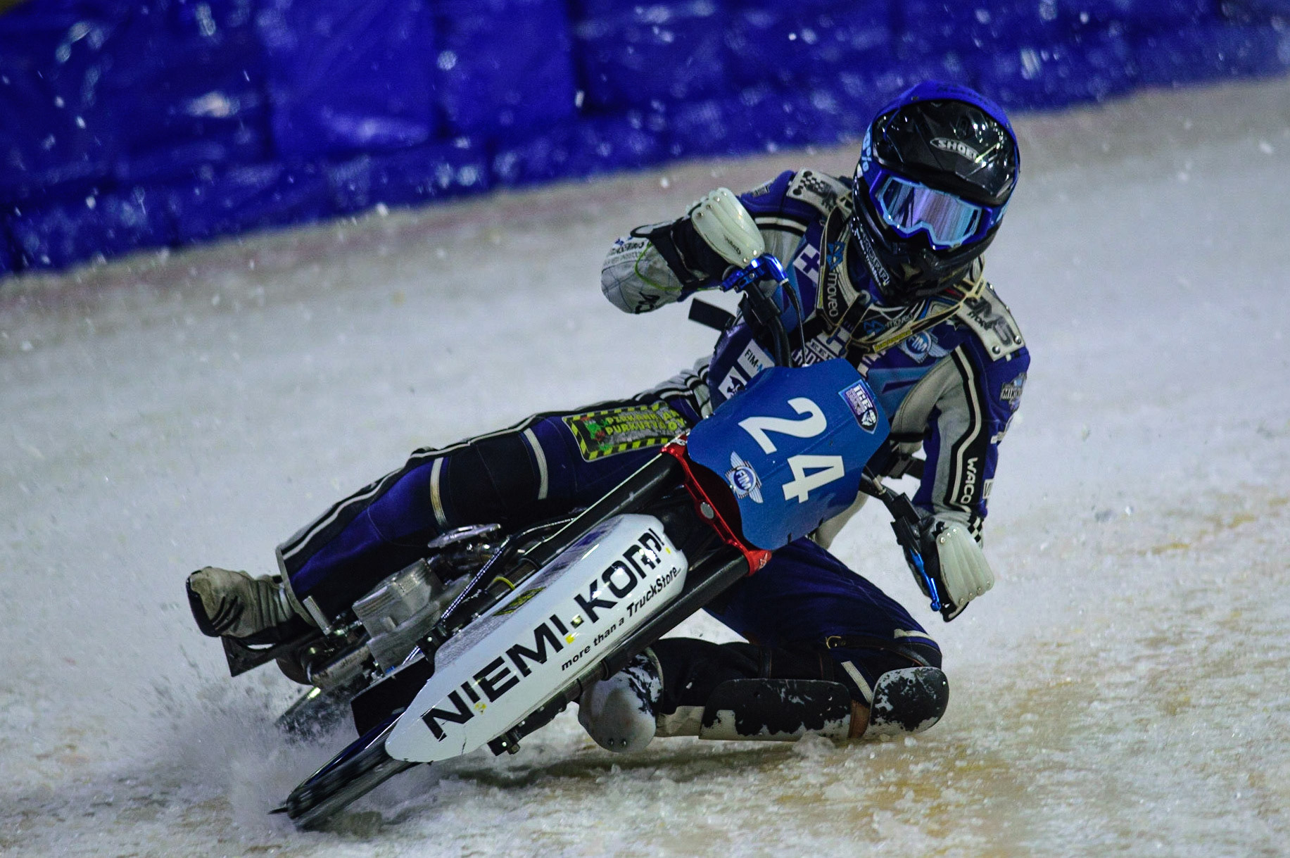 HEERENVEEN, NL. Max Koivula (24) in action  during the FIM Ice Speedway Gladiators World Championship Final 4 at Ice Rink Thialf, Heerenveen on Sunday  3 April 2022. (Credit: Ian Charles | MI News)