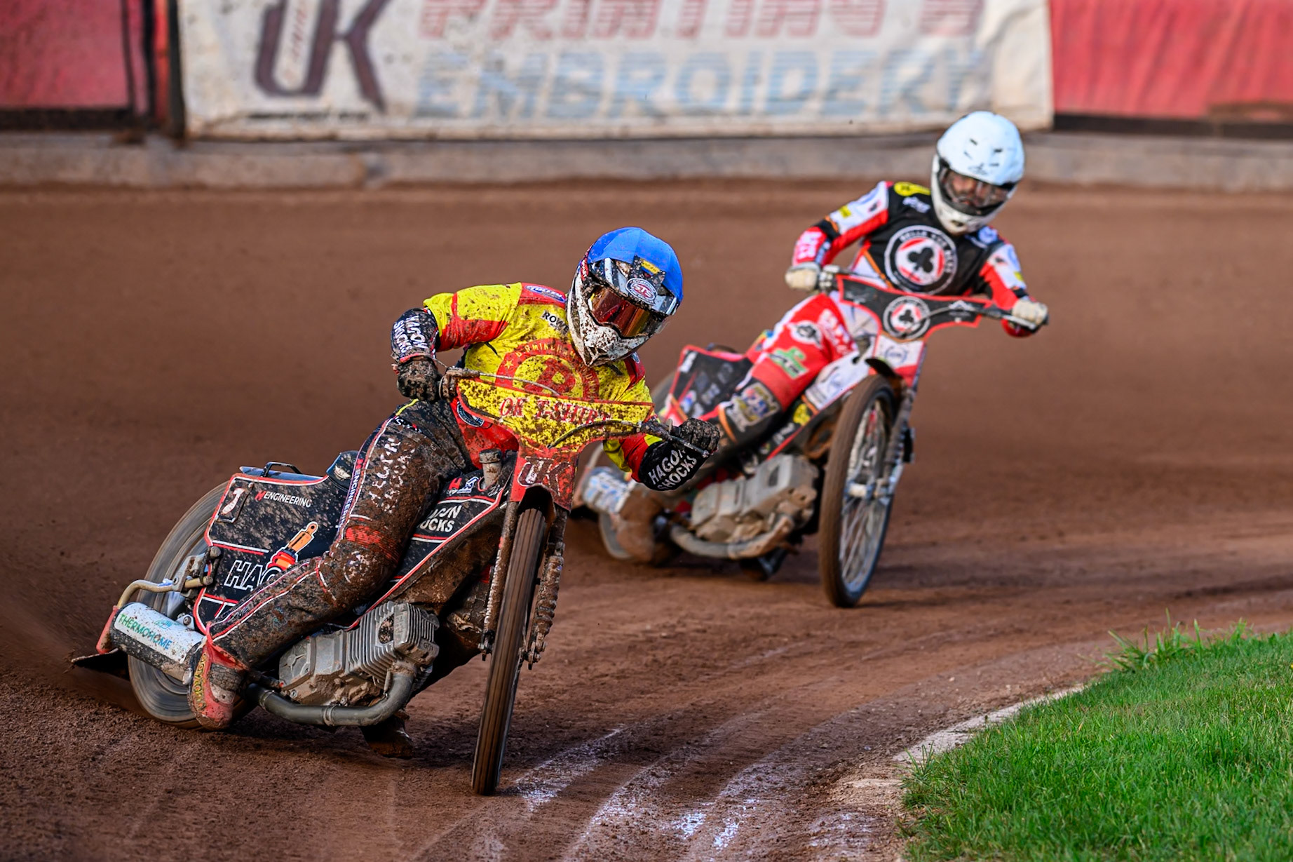 Birmingham Brummies' Sam Hagon  in Blue leading Belle Vue Aces' Tate Zischke  in White during the Rowe Motor Oil Premiership match between Birmingham Brummies and Belle Vue Aces at Perry Barr Stadium, Birmingham on Monday 28th July 2025. (Photo: Ian Charles | MI News)