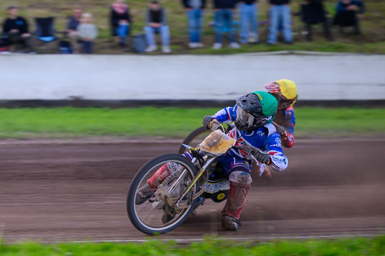 James Shanes (9)  of Great Britain in Green leading Romano Hummel (14) of Netherlands in Yellow during the FIM Long Track of Nations 2026 at the Speed Centre Roden in the Netherlands on Sunday 20th September 2026. (Photo: Ian Charles | MI News)