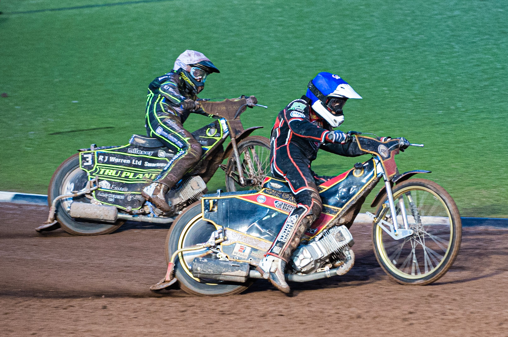Photo by Ian Charles

Max Fricke  (Blue) passes Danny King  (White)


Belle Vue Aces v Ipswich Witches, British Speedway Premiership, Belle Vue National Speedway Stadium, Manchester, Monday 8  July  2019