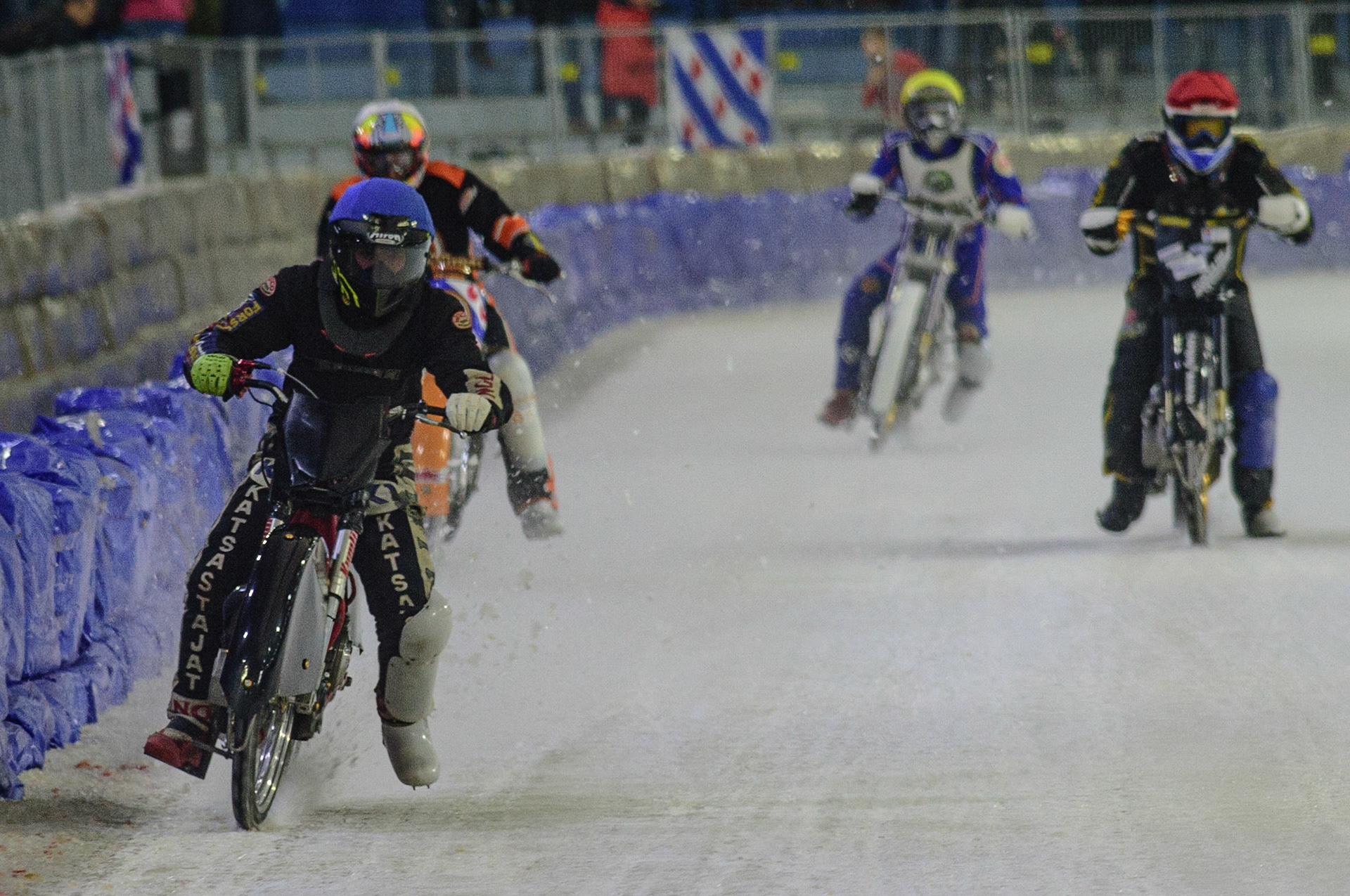 HEERENVEEN, NL. APR 1. Henri Ahlbom (Blue) leads Sebastian Reitsma (White), Hans-Olov Olsen (Red) and Lukáš Hromádka (Yellow)  during the ROLOEF THIJS BOKAAL  at Ice Rink Thialf, Heerenveen on Friday 1st April 2022. (Credit: Ian Charles | MI News)