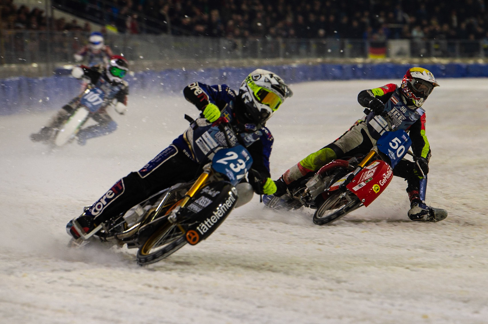 HEERENVEEN, NL. Jimmy Hörrnell (237)  (White) outside Harald Simon (50) (Yellow) during the FIM Ice Speedway Gladiators World Championship Final 3 at Ice Rink Thialf, Heerenveen on Saturday  2 April 2022. (Credit: Ian Charles | MI News)