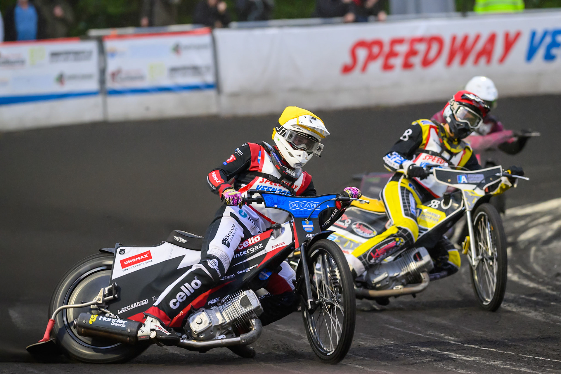 Cristian Zubillaga of Argentina in White leading Mika Meijer of The Netherlands in Red and Hannah Grunwald of Germany in White during the Gouden KENNY Helm at Speedway Veenoord, Veenoord in the Netherlands on Saturday 19th September 2026. (Photo: Ian Charles | MI News)