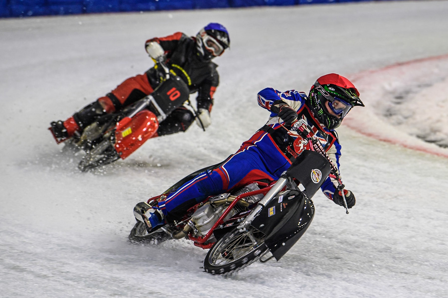 Rob Irving of Great Britain in Red leading Annica Karlsson of Sweden in Blue during the Roelof Thijs Bokaal, Ice Rink Thialf, Heerenveen, Netherlands on Friday 4th April 2025. (Photo: Ian Charles | MI News)