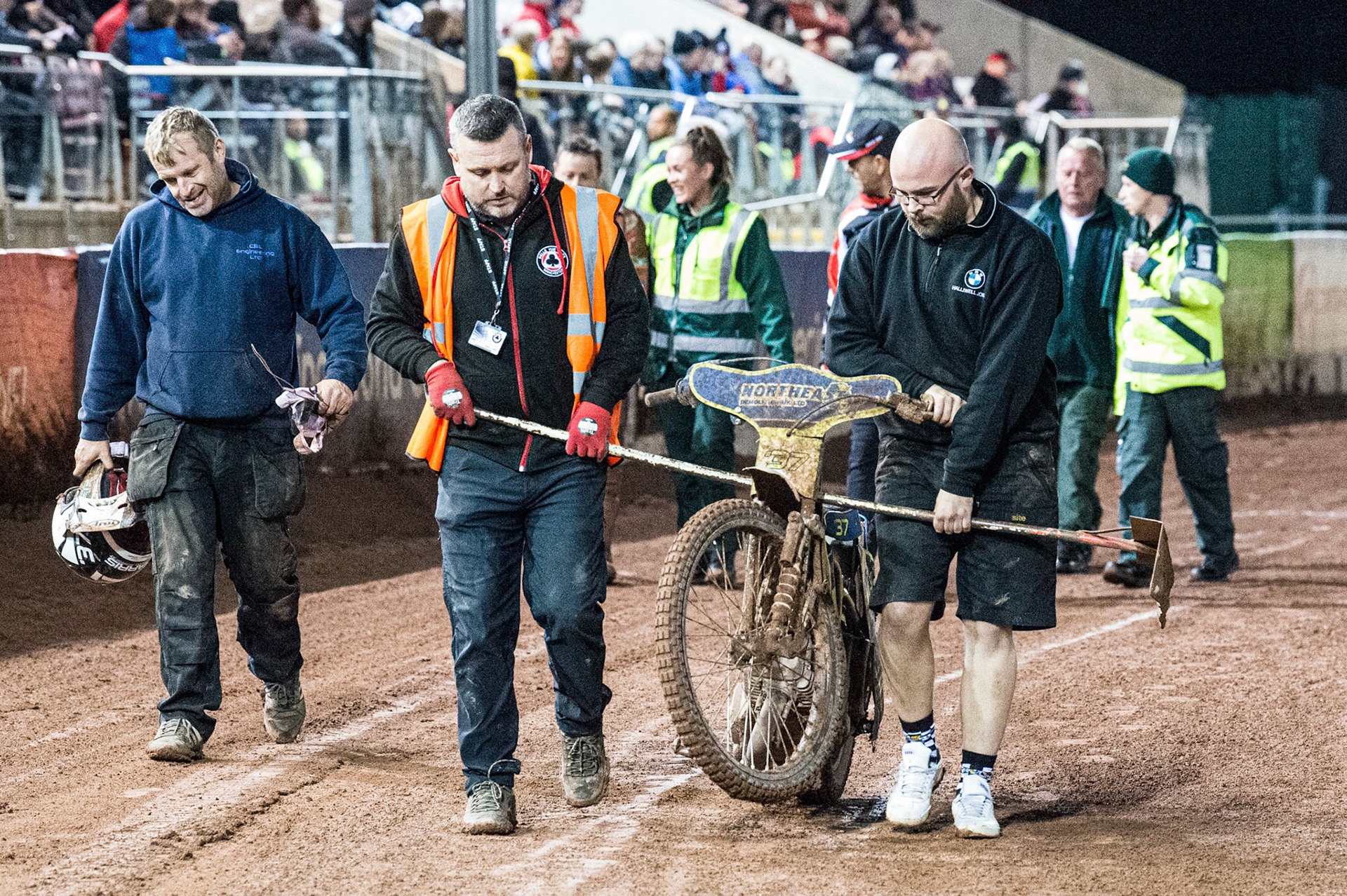 Mechanics carry bChris Harris’ bike back to the pits after his fall  during the Grant Henderson Pairs at the National Speedway Stadium, Manchester on Thursday 27th October 2022. (Credit: Ian Charles | MI NEWS)