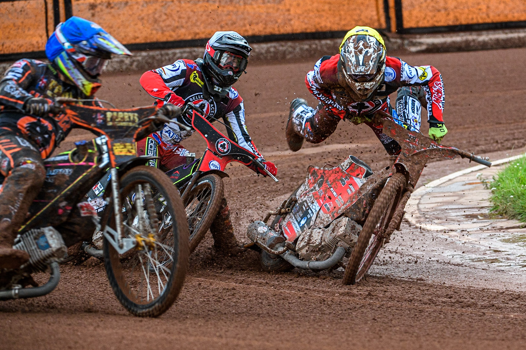 Connor Bailey (Yellow) locks up and falls ahead of team mate Tom Brennan (White) during the Sports Insure Premiership match between Wolverhampton Wolves and Belle Vue Aces at Monmore Green Stadium, Wolverhampton on Monday 10th July 2023. (Photo: Ian Charles | MI News)