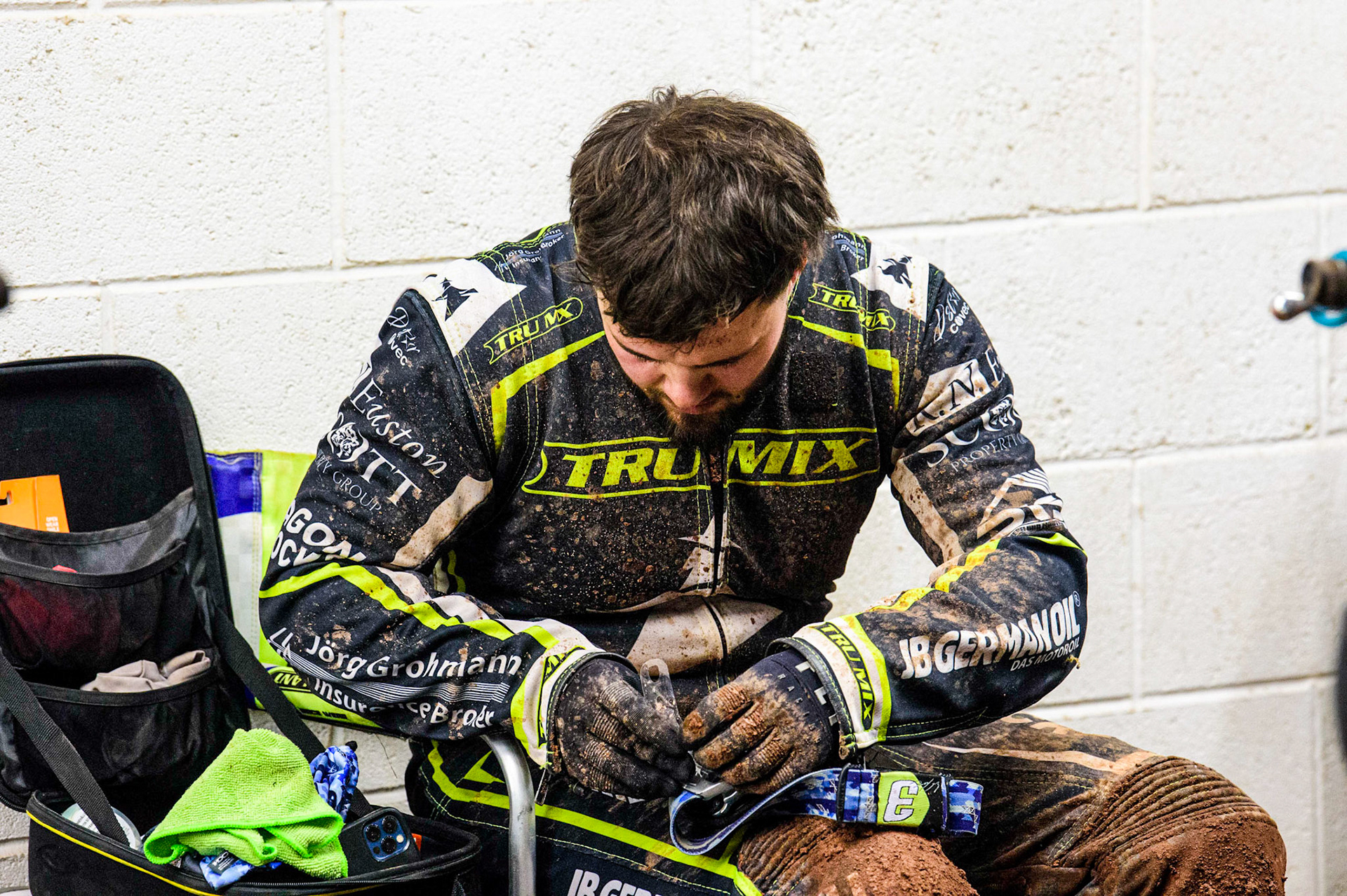 Erik Riss prepares his goggles for his next heat  during the Grant Henderson Pairs at the National Speedway Stadium, Manchester on Thursday 27th October 2022. (Credit: Ian Charles | MI NEWS)