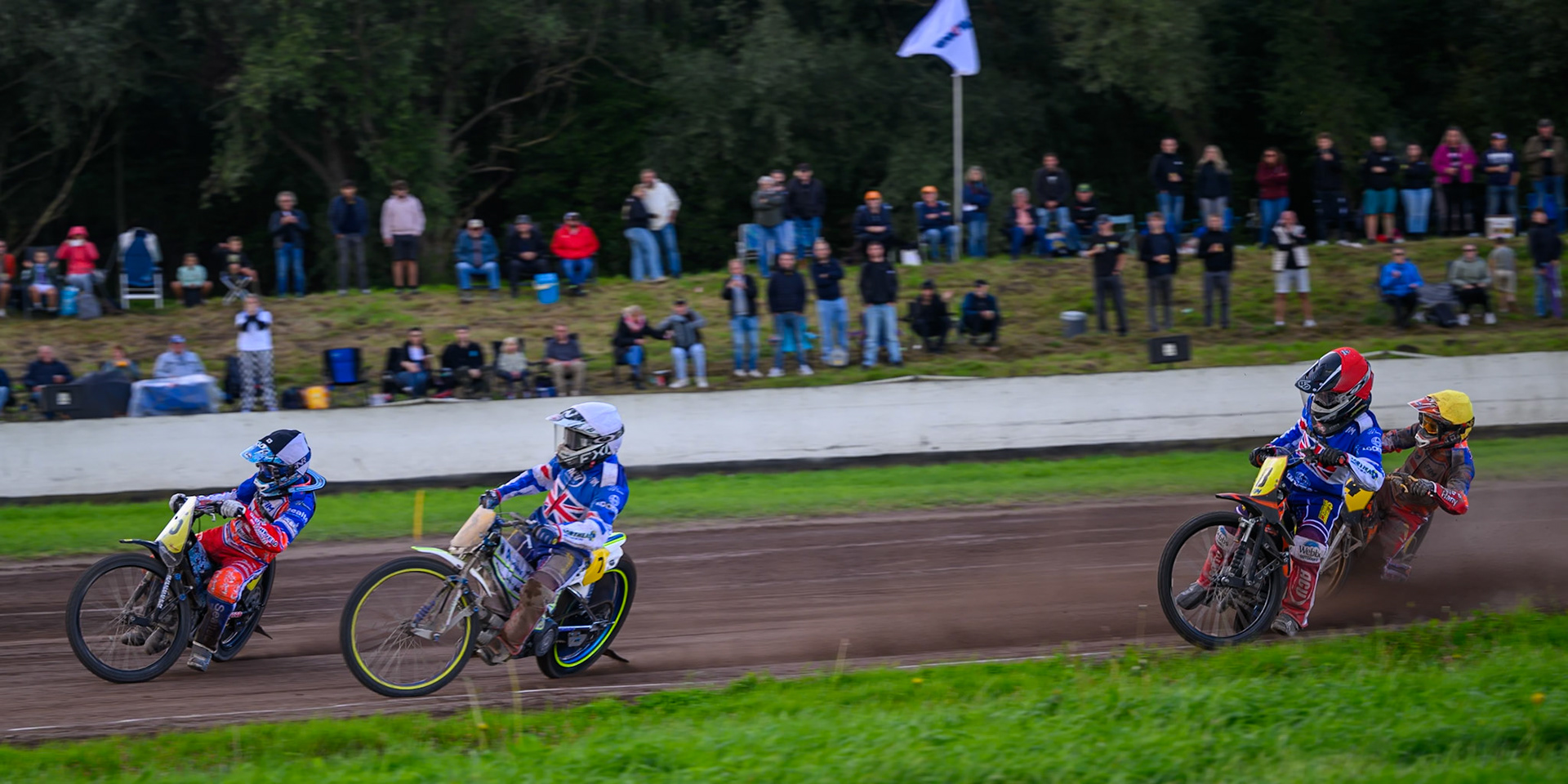 FINAL: Great Britain  v Netherlands - Dave Meijerink (15) of Netherlands in Black &amp; White  leading Chris Harris (7) of Great Britain in White Zach Wajtknecht (8) of Great Britain in Red  and Romano Hummel (14) of Netherlands in Yellow during the FIM Long Track of Nations 2026 at the Speed Centre Roden in the Netherlands on Sunday 20th September 2026. (Photo: Ian Charles | MI News)
