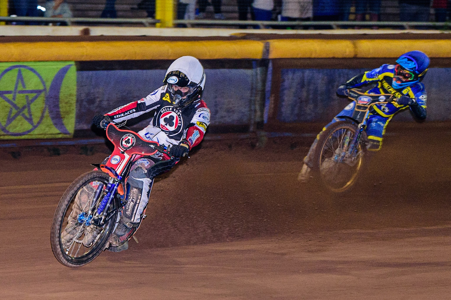 Brady Kurtz  (White) leads Justin Sedgmen  (Blue) during the SGB Premiership match between Sheffield Tigers and Belle Vue Aces at Owlerton Stadium, Sheffield on Thursday 22nd September 2022. (Credit: Ian Charles | MI News)