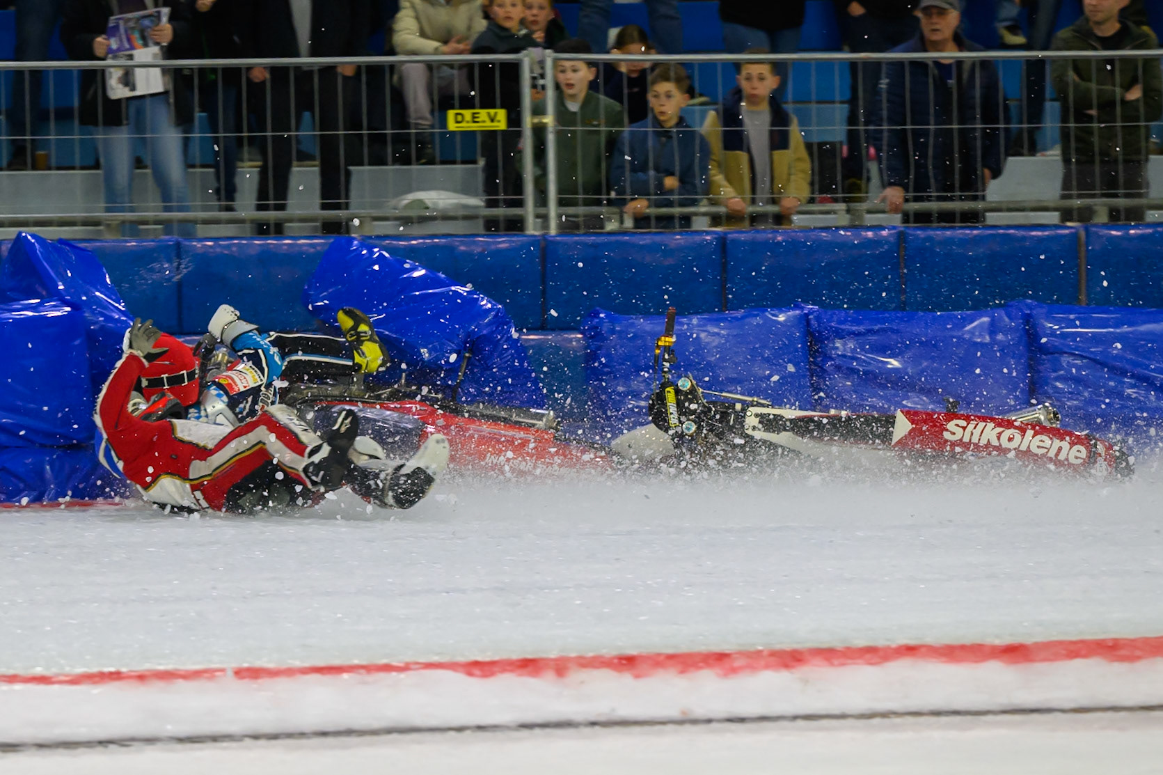 Simon Mayer of Germany in Red and Josef Kreuzberger of Austria in Blue collide and crash  during the ROELOF THIJS BOKAAL at Ice Rink Thialf, Heerenveen on Friday 10th April 2026.  (Photo: Ian Charles | MI News)